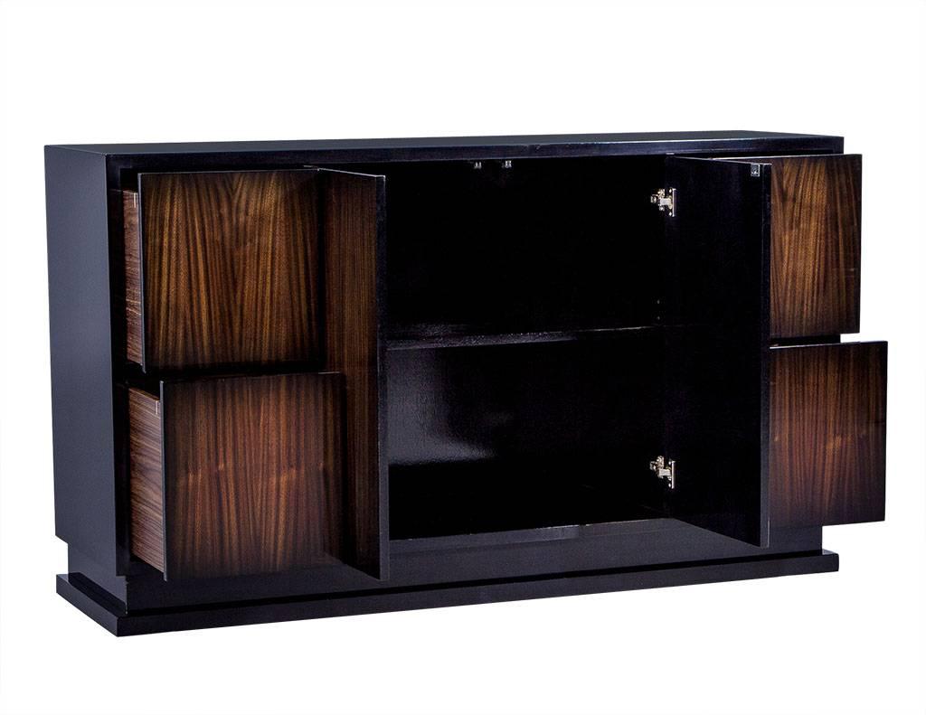 Canadien Console de buffet en noyer d'inspiration Art Déco faite sur mesure par Carrocel en vente