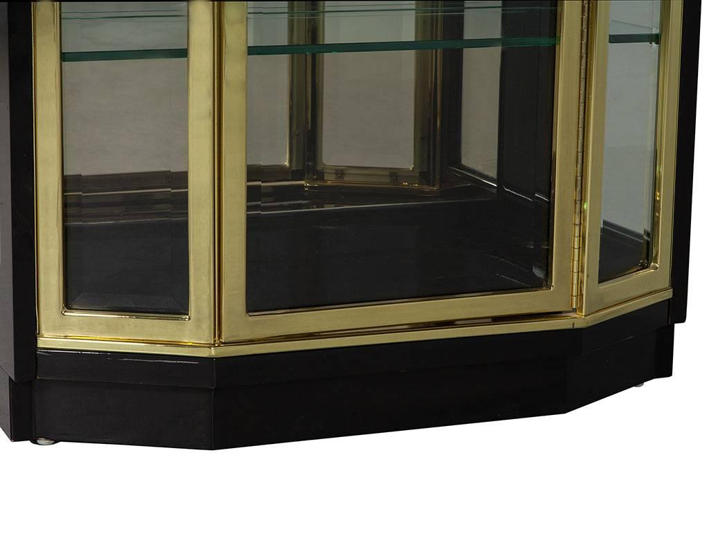 Pair of Henredon Ebonized and Brass Curio Cabinets In Good Condition In North York, ON