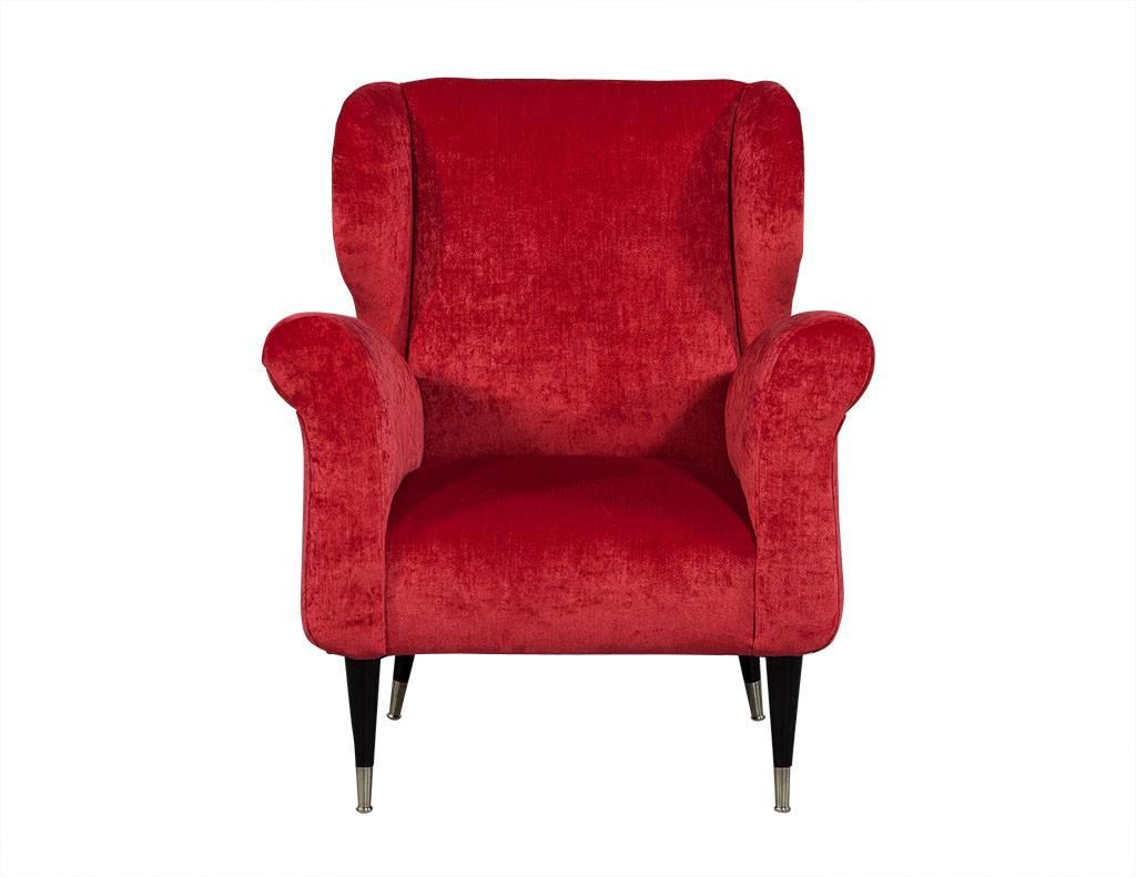 Ces chaises de salon modernes du milieu du siècle sont audacieuses et magnifiques. Ils sont revêtus d'une tapisserie en peluche rouge cerise qui attire le regard et reposent sur des pieds en bois minces et effilés, dont les pieds sont coiffés