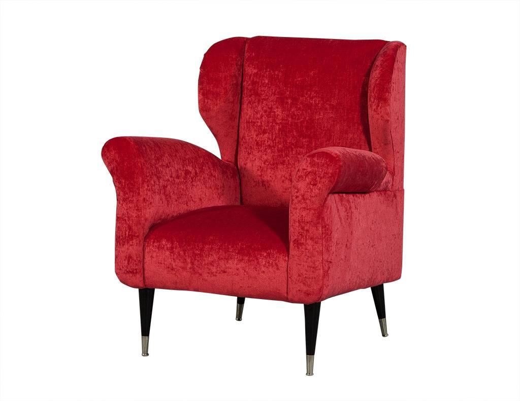 Mid-Century Modern Paire de fauteuils de salon en peluche rouge de style mi-siècle moderne en vente