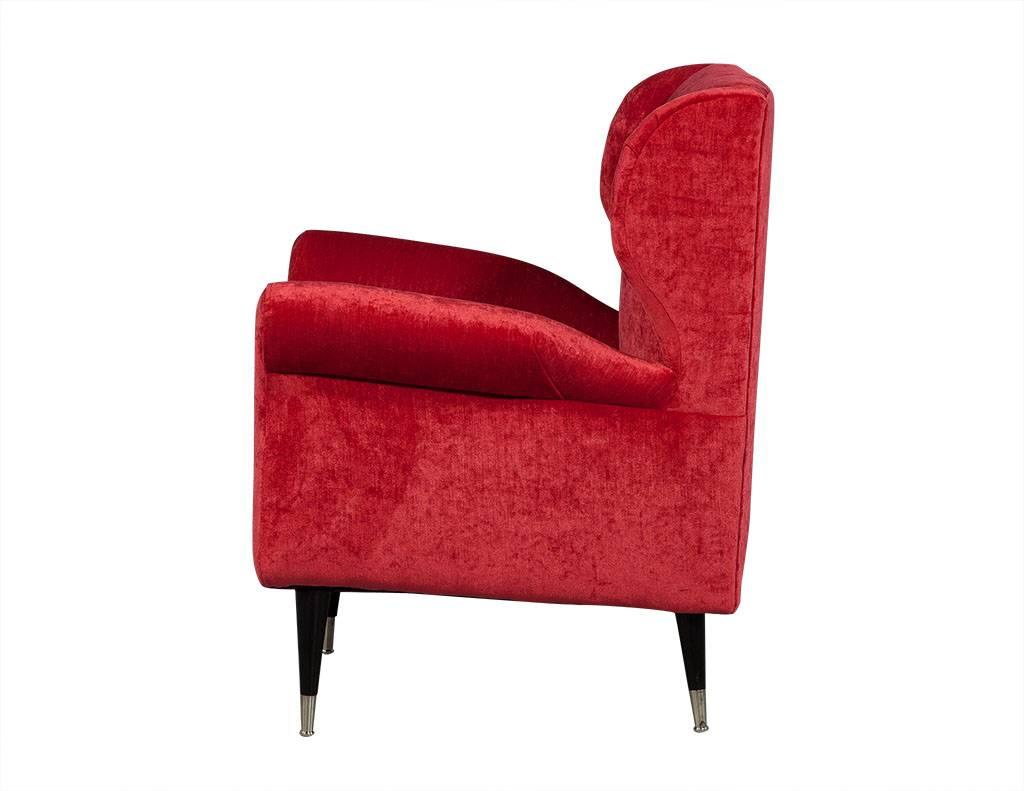 Américain Paire de fauteuils de salon en peluche rouge de style mi-siècle moderne en vente