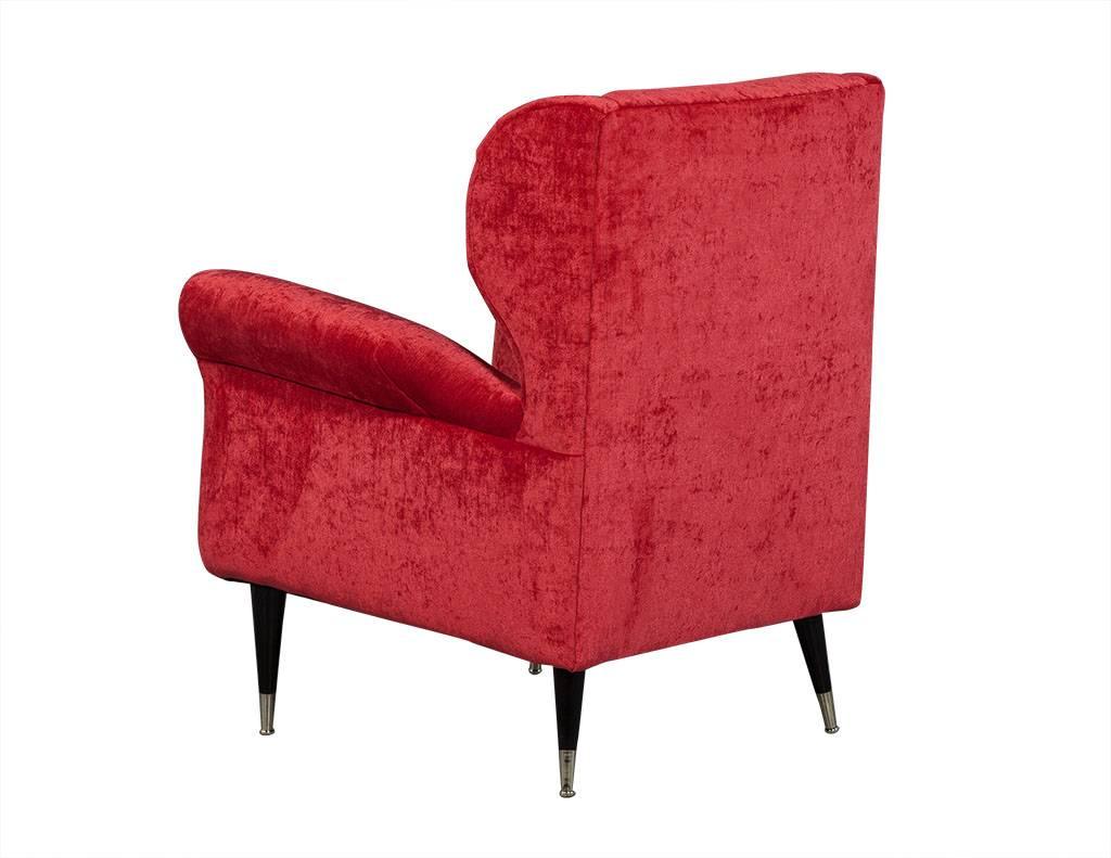 Paire de fauteuils de salon en peluche rouge de style mi-siècle moderne Bon état - En vente à North York, ON