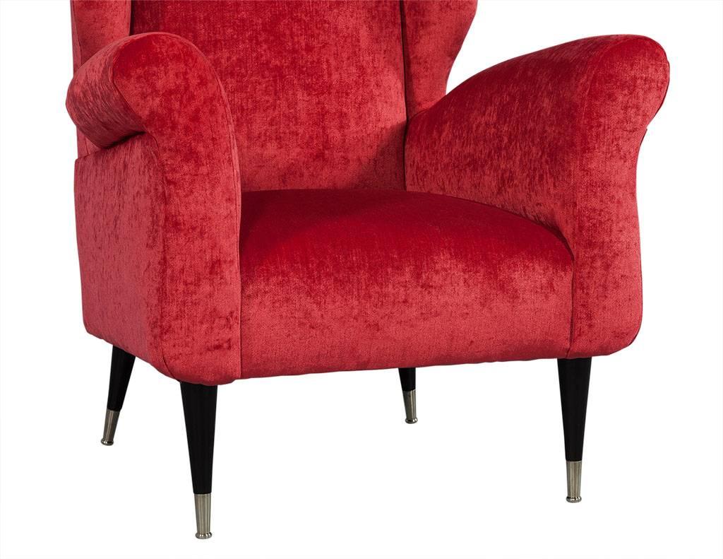 Fin du 20e siècle Paire de fauteuils de salon en peluche rouge de style mi-siècle moderne en vente