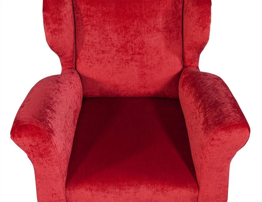 Tissu d'ameublement Paire de fauteuils de salon en peluche rouge de style mi-siècle moderne en vente