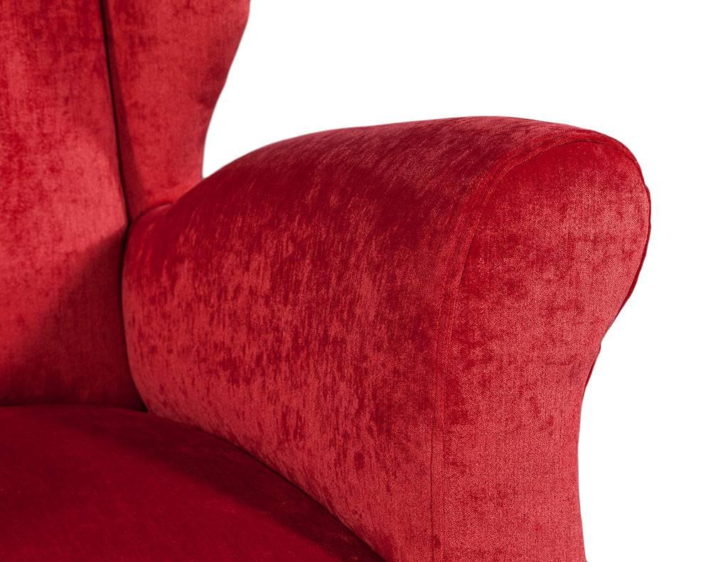 Paire de fauteuils de salon en peluche rouge de style mi-siècle moderne en vente 1