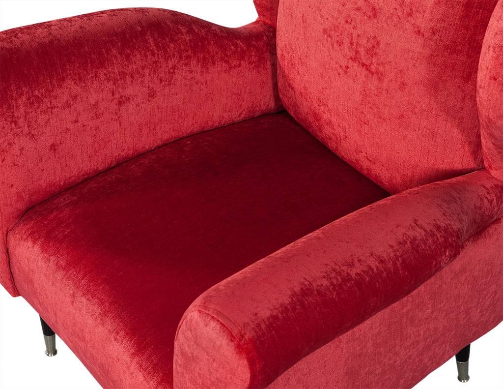 Paire de fauteuils de salon en peluche rouge de style mi-siècle moderne en vente 2