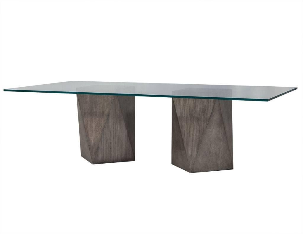 Individueller Esstisch mit Glasplatte und geometrischem Pedestal (Moderne) im Angebot