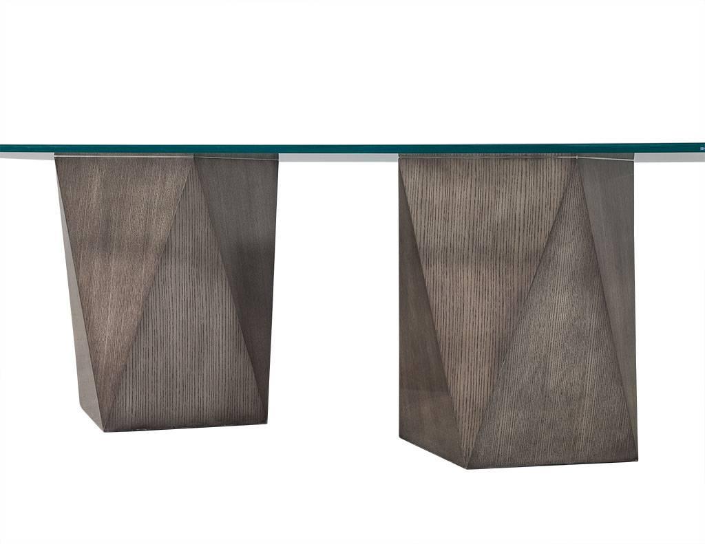 Individueller Esstisch mit Glasplatte und geometrischem Pedestal (Kanadisch) im Angebot
