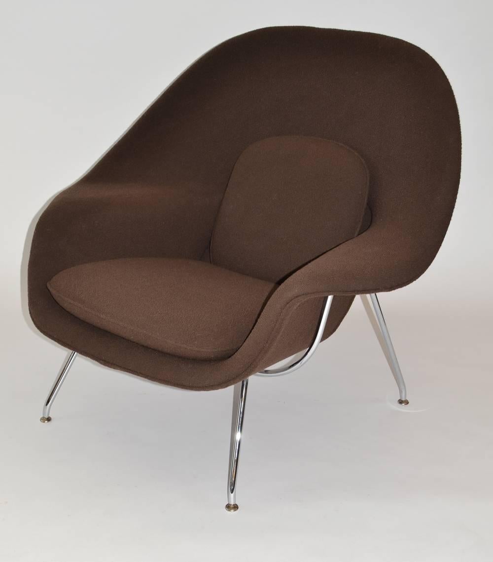 1990s edition of Classic Womb chair and ottoman in brown bouclé fabric by Eero Saarinen for Knoll. Ottoman size is 25.5