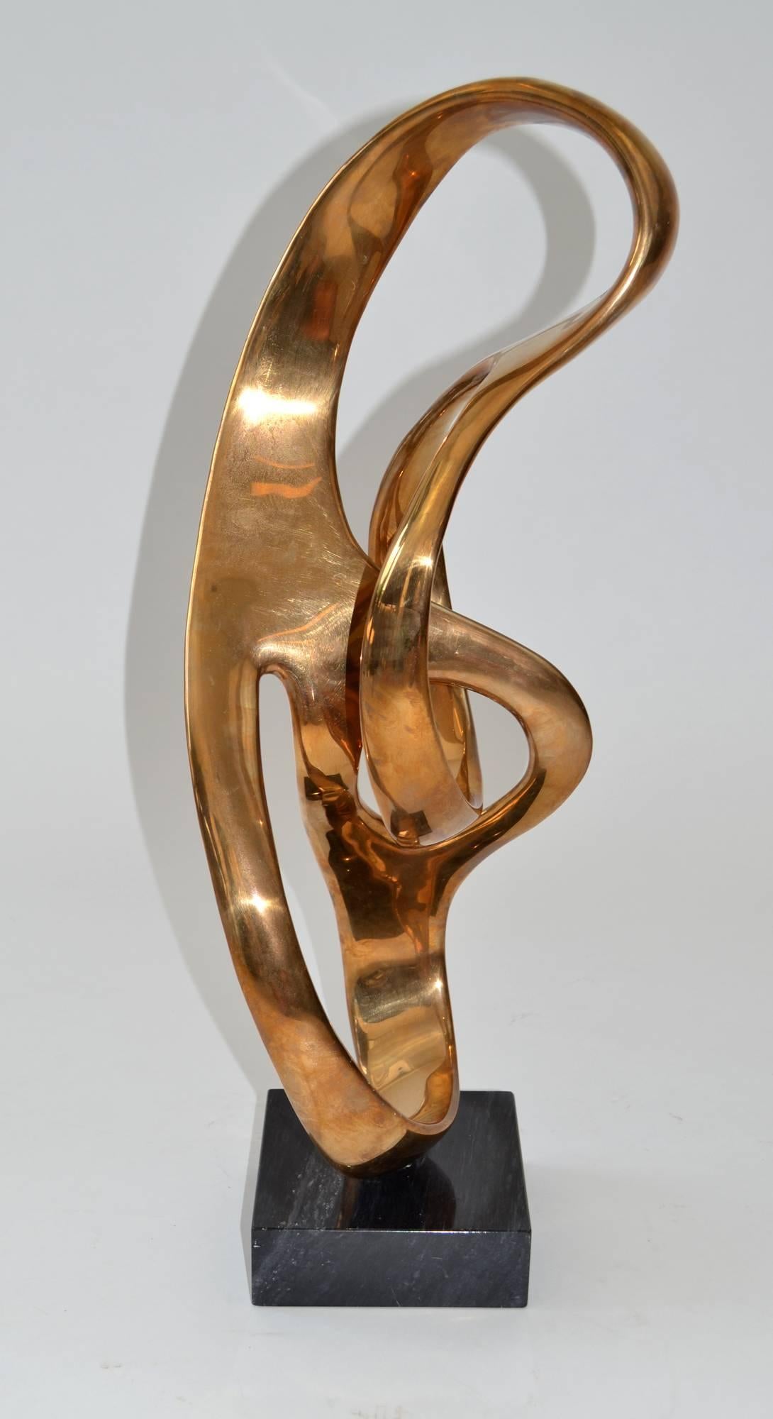 A large, beautifully polished gold bronze abstract sculpture by Illinois artist Bill Keating (b. 1932), executed in 1988. Lovely interlocking biomorphic form mounted to marble base. 25