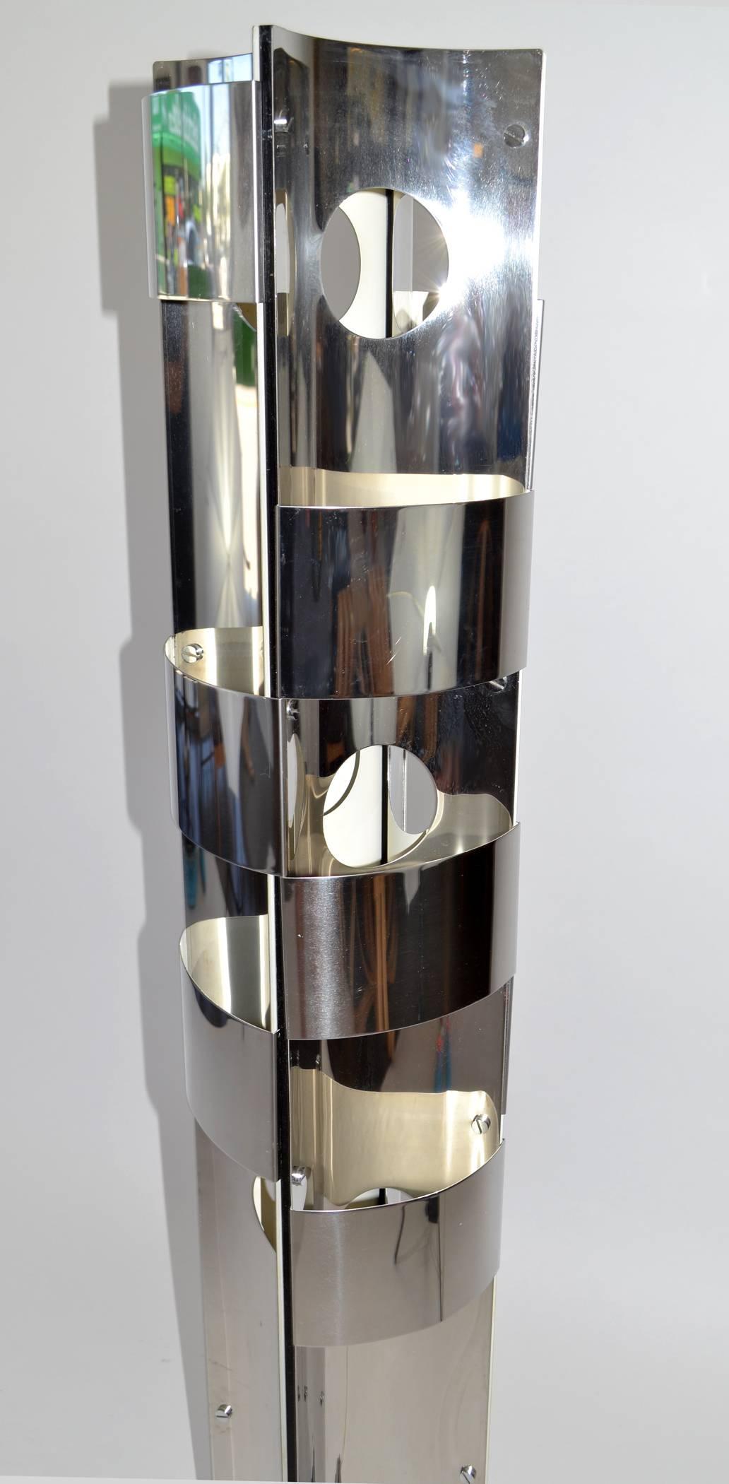 Italian skyscraper-style folded metal chrome floor lamp, by Gianfranco Fini and Fabrizio Cocchia, New Lamp, Italy, 1970. Adjustable, removable diffusers can be moved to diffuse light from cut-out forms. Inner enameled in white.
   