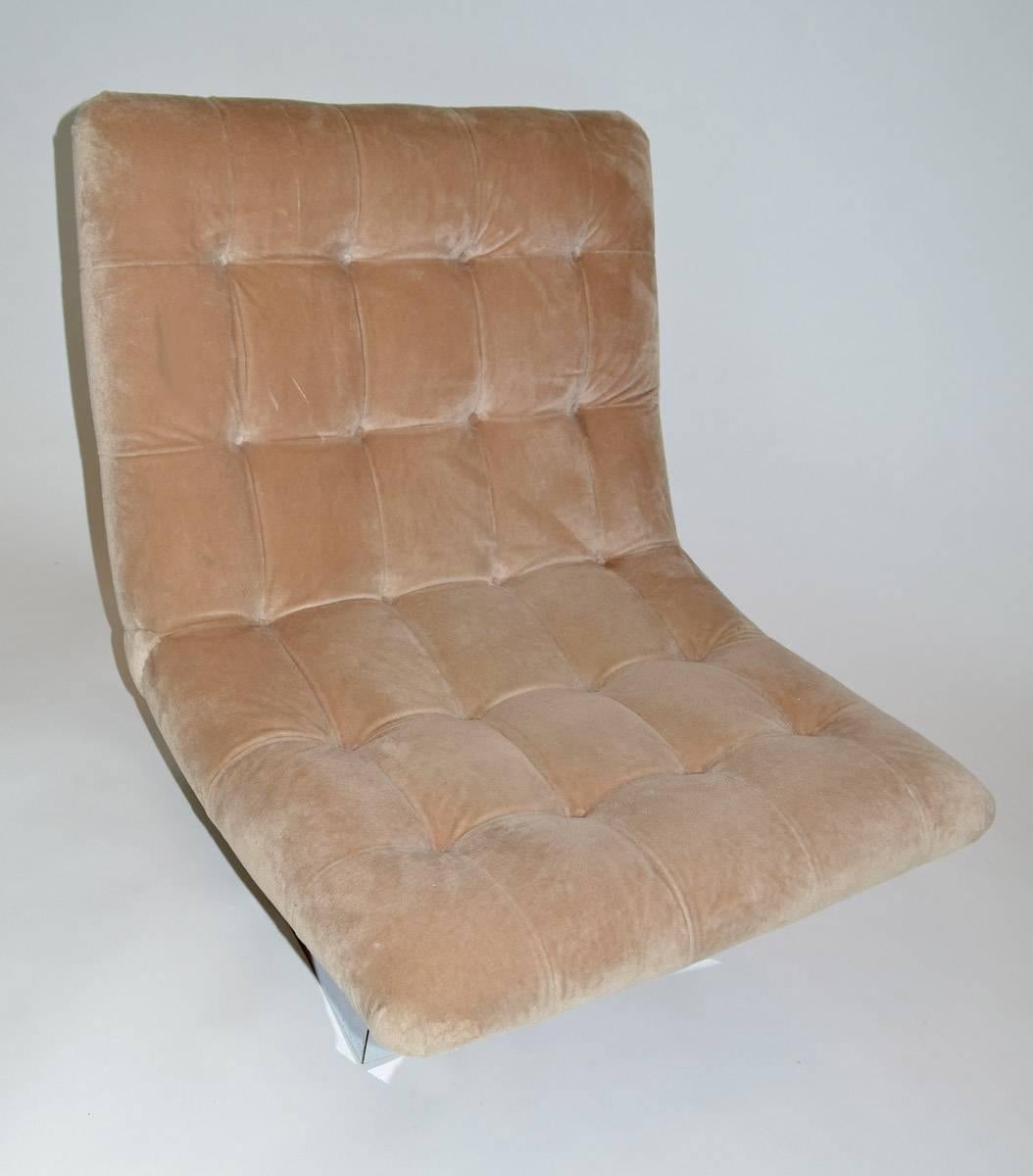 Milo Baughman Mohair scoop lounge chair for Thayer Coggin, 1980. Original camel-colored tufted mohair upholstery over floating mirrored laminate wood base. Labeled, 1980s.