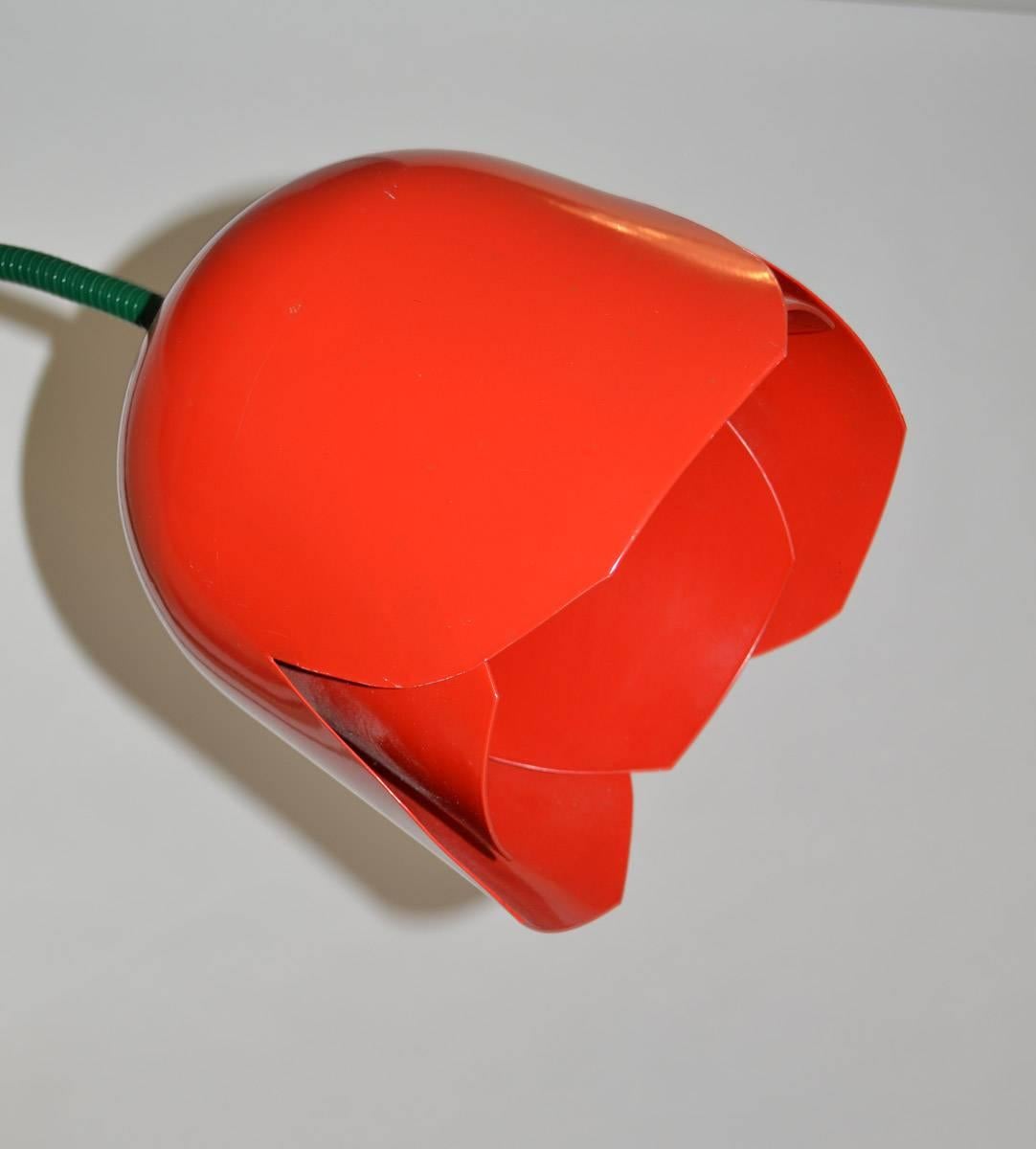 Tulip floor lamp Pop Art in painted metal by Bliss, UK 1980s. Designed and manufactured by Bliss, UK. Adjustable stem. Green enameled metal base and stem, red enameled flower. Tulip design with adjustable gooseneck stem. Produces beautiful light.