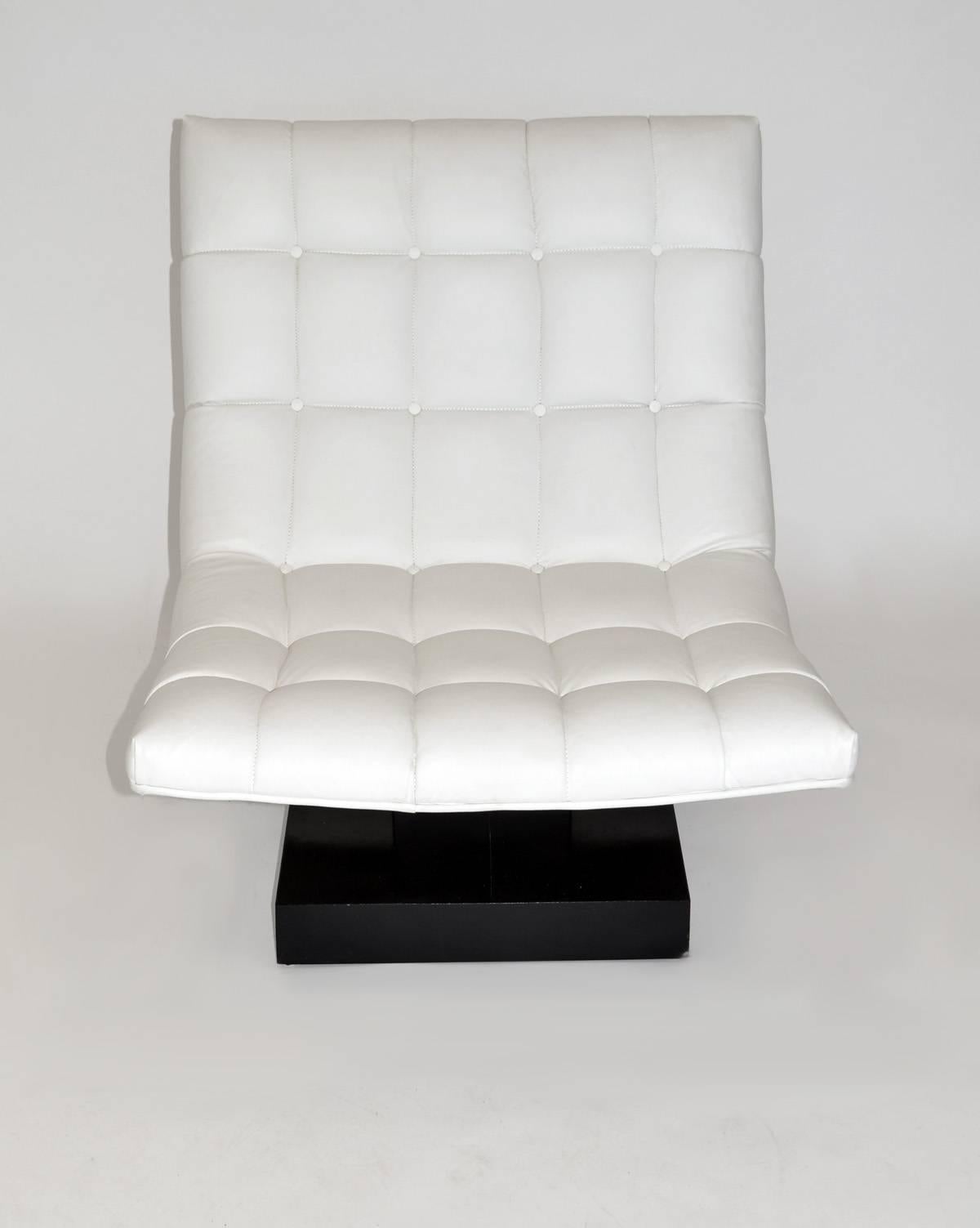Pair of Milo Baughman leather 'Scoop' lounge chairs for Thayer Coggin minimalist white on black. Tufted true white leather upholstery over laminated, floating wood base. Labeled, 1980s.
 