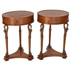 Paire de tables d'appoint ou de table à cigarettes rondes en noyer, de style « Swan », Italie, milieu du siècle