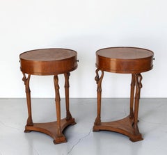 Paire de tables d'appoint ou de table à cigarettes rondes en noyer, de style « Swan », Italie, milieu du siècle
