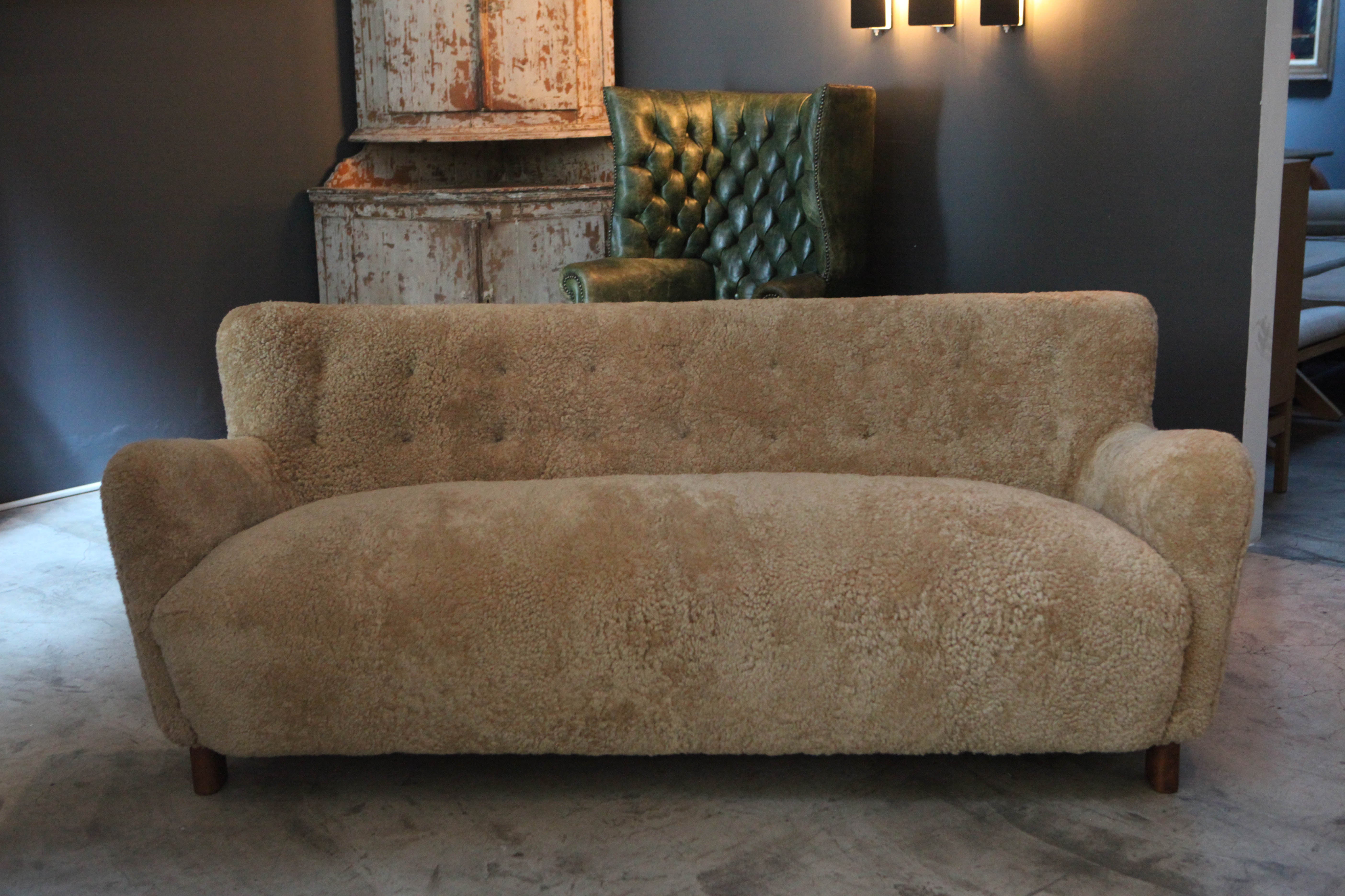 Hansen's Classic sofa in a perfect neutral sheepskin.

   