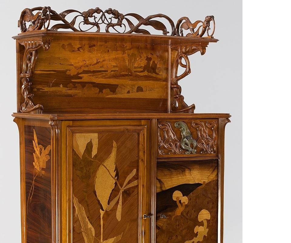 Ce meuble Art nouveau français en bois fruitier sculpté 