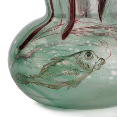 Jarrón de Daum Nancy «Algues et Poissons», de esmalte y cristal camafeo