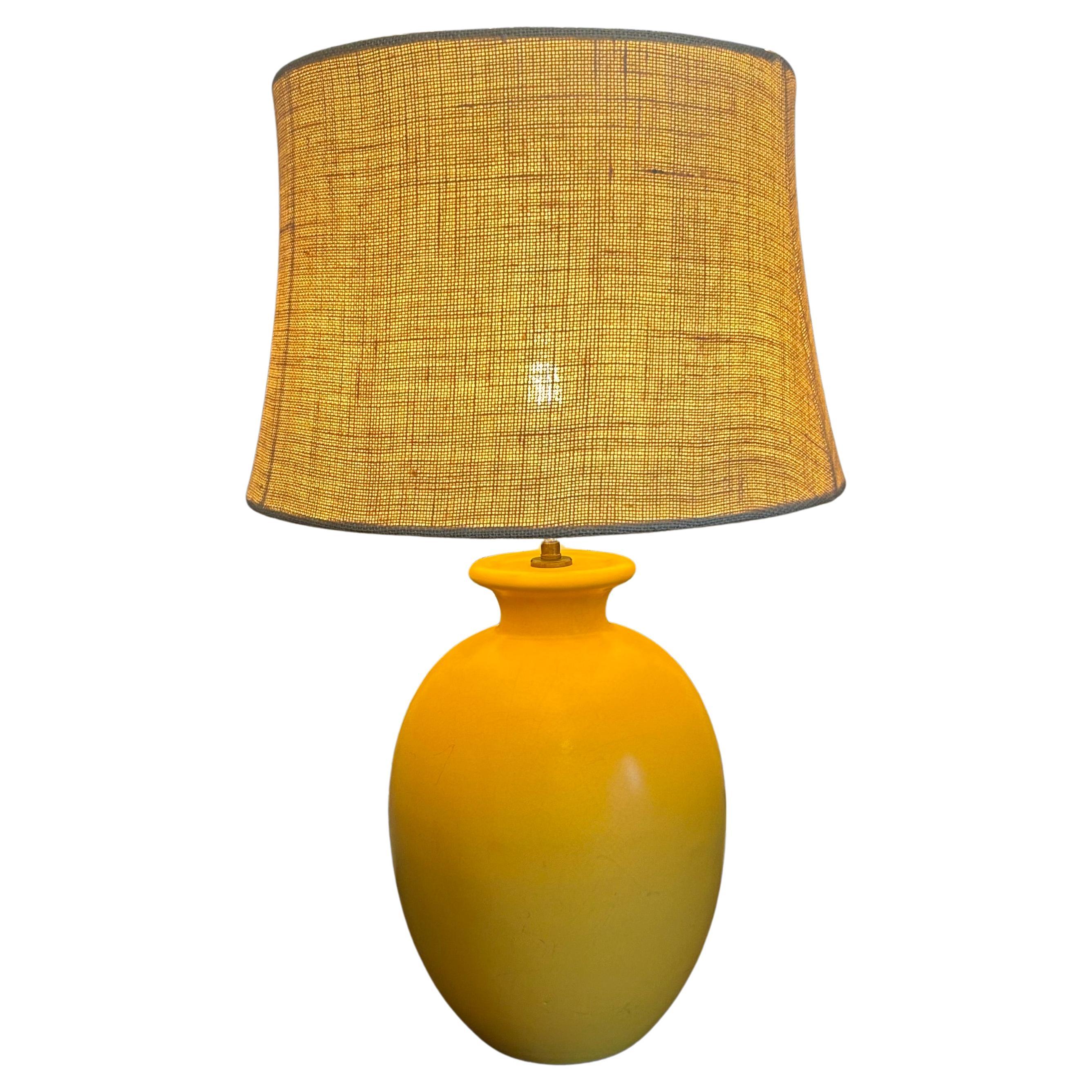 Tischlampe aus dottergelber Keramik, Kostka, Paris, 20. Jahrhundert