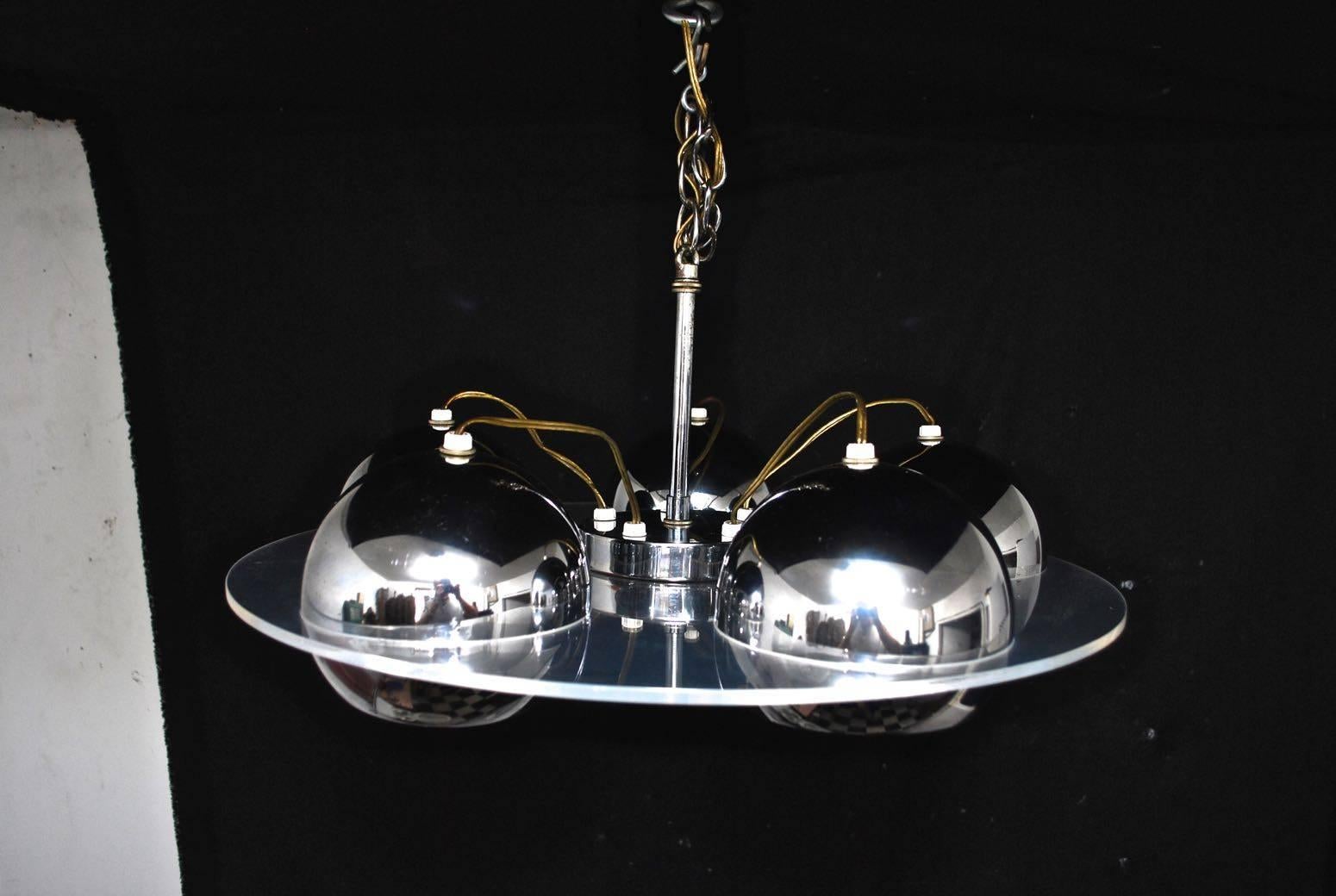 Eine sehr schöne Leuchte aus Lucite und Chrom von 1960, jede Chromkugel ist verstellbar, so dass Sie Ihr eigenes Design kreieren können, die Höhe kann kürzer oder höher sein, wenn Sie möchten.

Wir haben über dreitausend antike Wandleuchter und