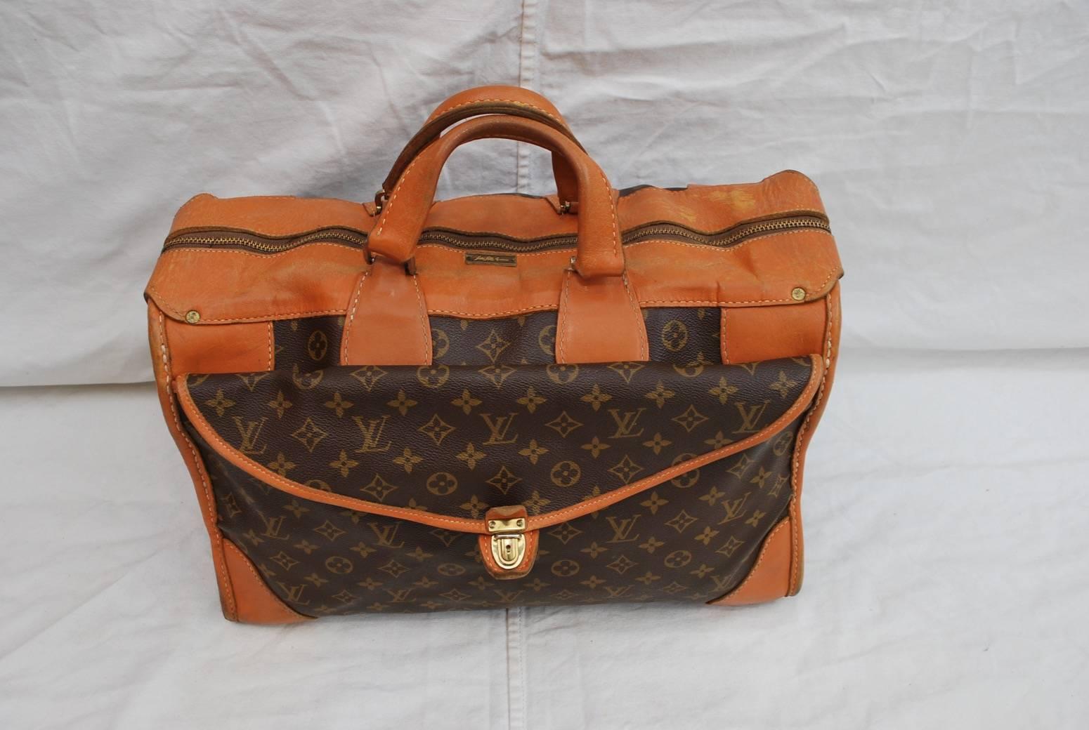 A very nice and elegant 1960s Luis Vuitton travel bag, the patina is really nice, it has some little wears, normal for the age of the bag, but in over all, it is in great condition, no tears, the height is with out the handles.