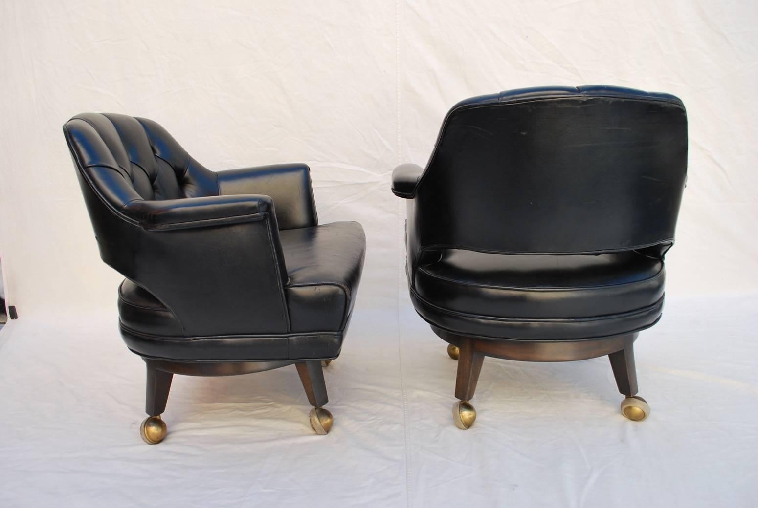 Beautiful and elegant pair of leather chairs, the patina of the leather is really nice, it has some wears and totally normal due to the age.