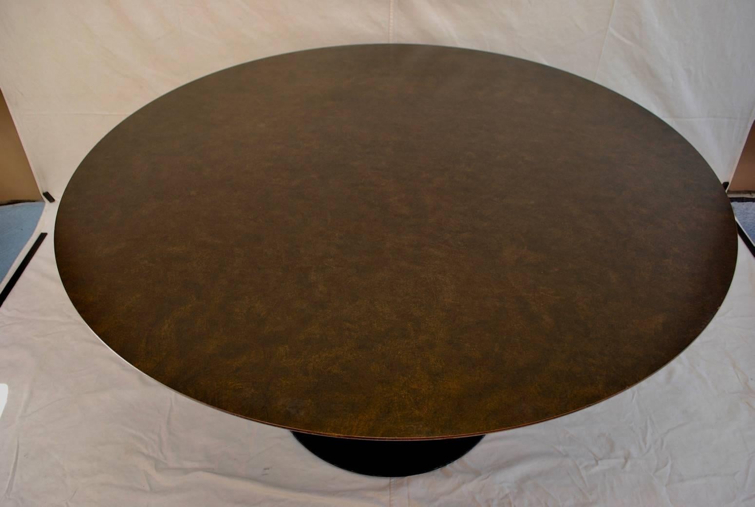 Beautiful and elegant pair of large Saarinen table, they have a little wears totally normal with age, the price is for one table.