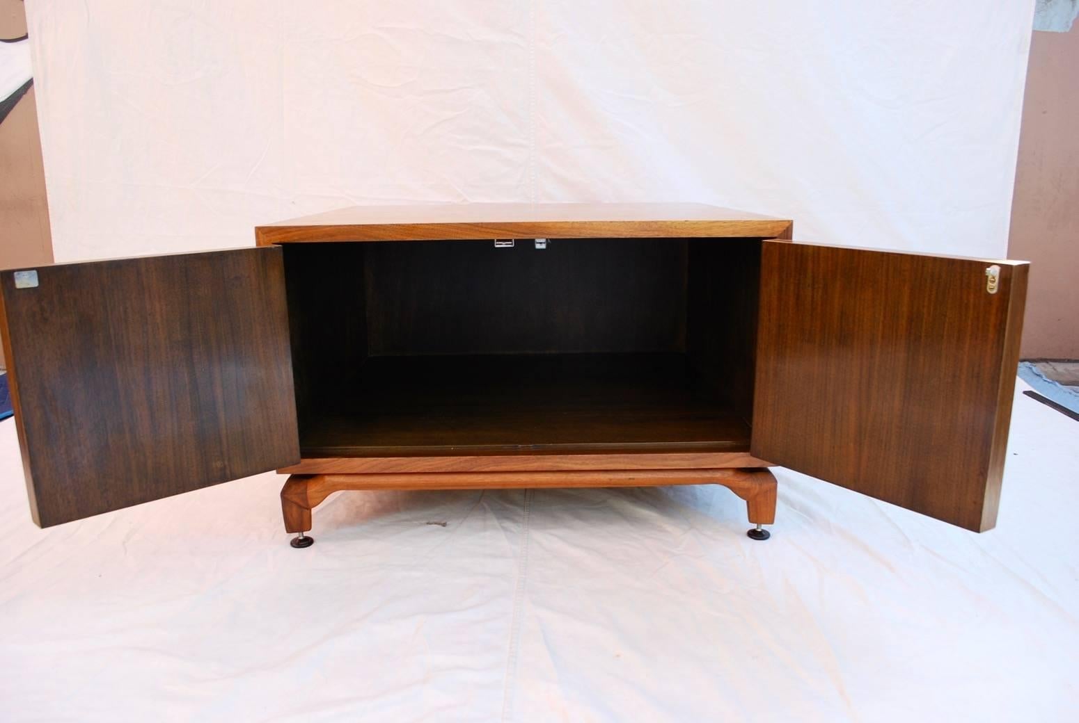 Sexy Midcentury Side Table Design by Monteverdi Young In Excellent Condition For Sale In Los Angeles, CA