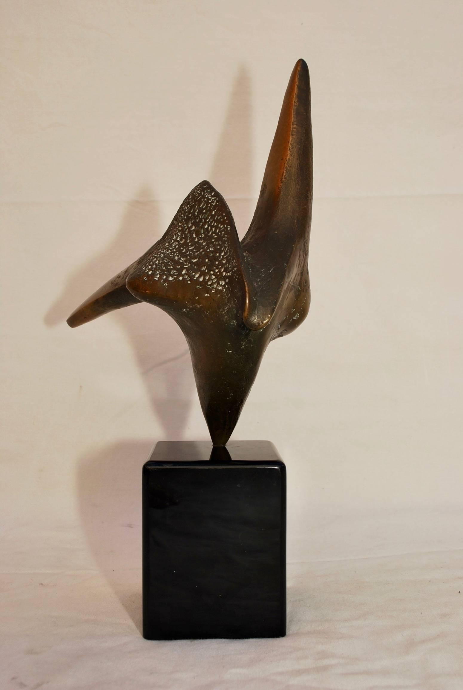 Eine schöne und elegante Bronzeskulptur, die Jean Arp zugeschrieben wird. Die Patina ist in natura noch viel schöner.