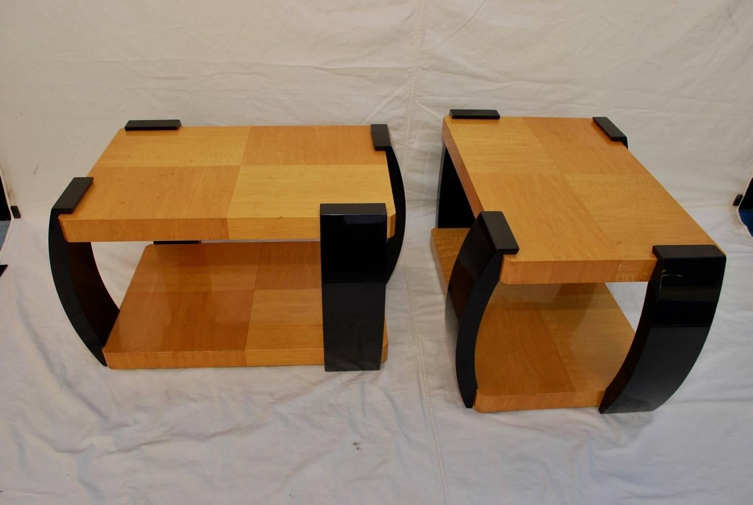 Français Magnifique et élégante paire de tables d'appoint Art déco françaises en vente