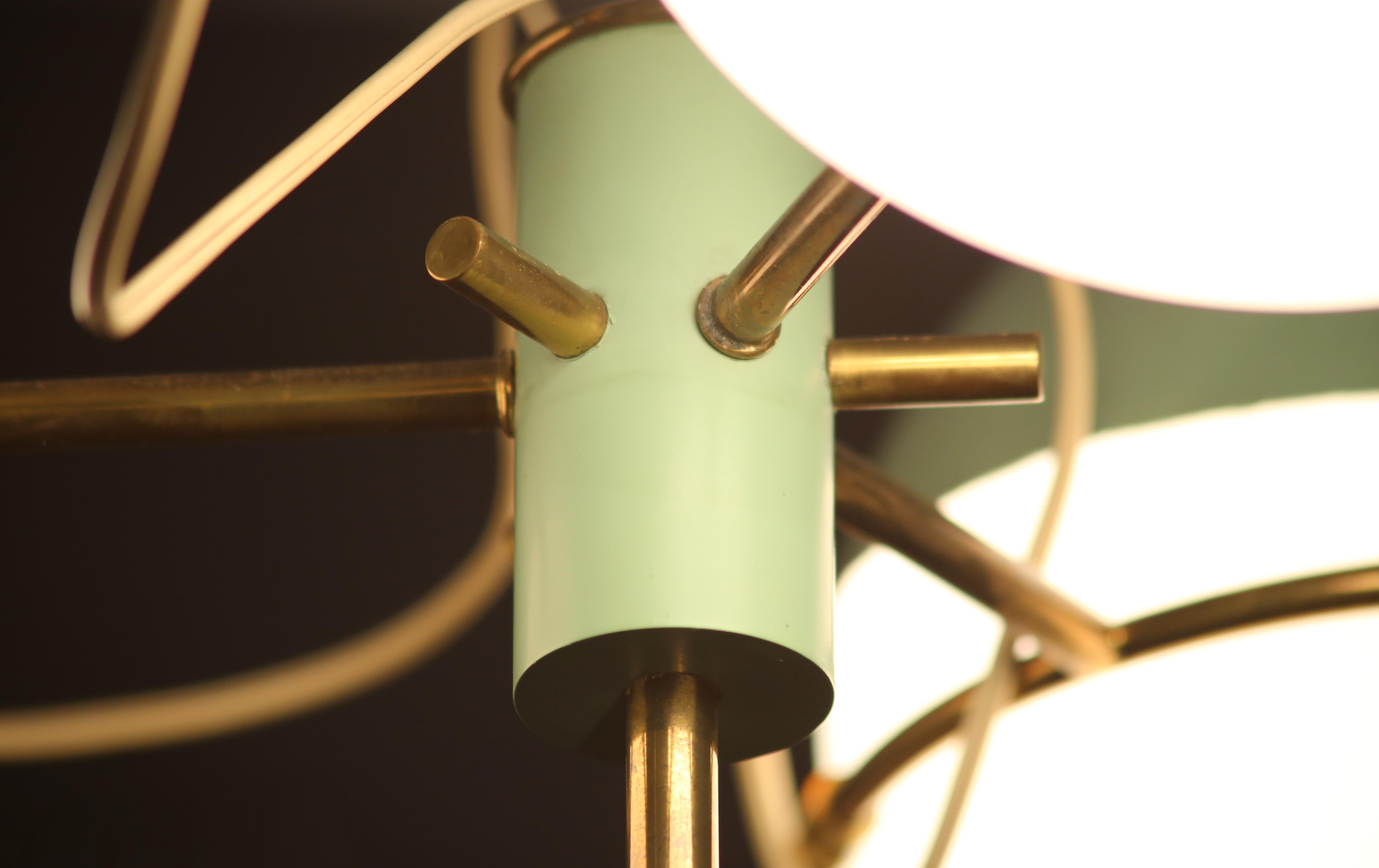 Altro Stilnovo Pendant lamp with three brass and opaline glass lights from the 1950s. in vendita