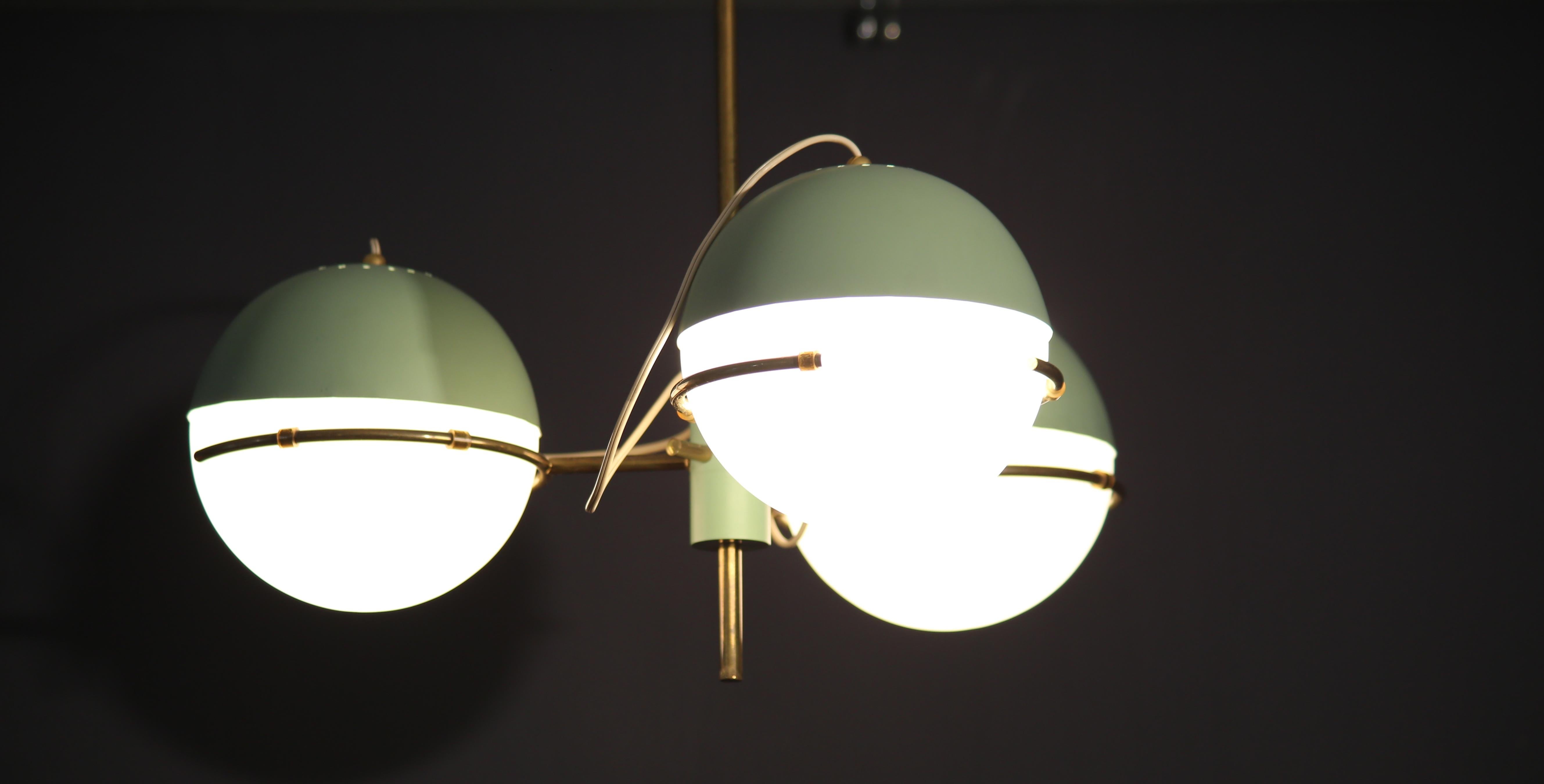 Italian Stilnovo Pendant lamp with three brass and opaline glass lights from the 1950s. in vendita