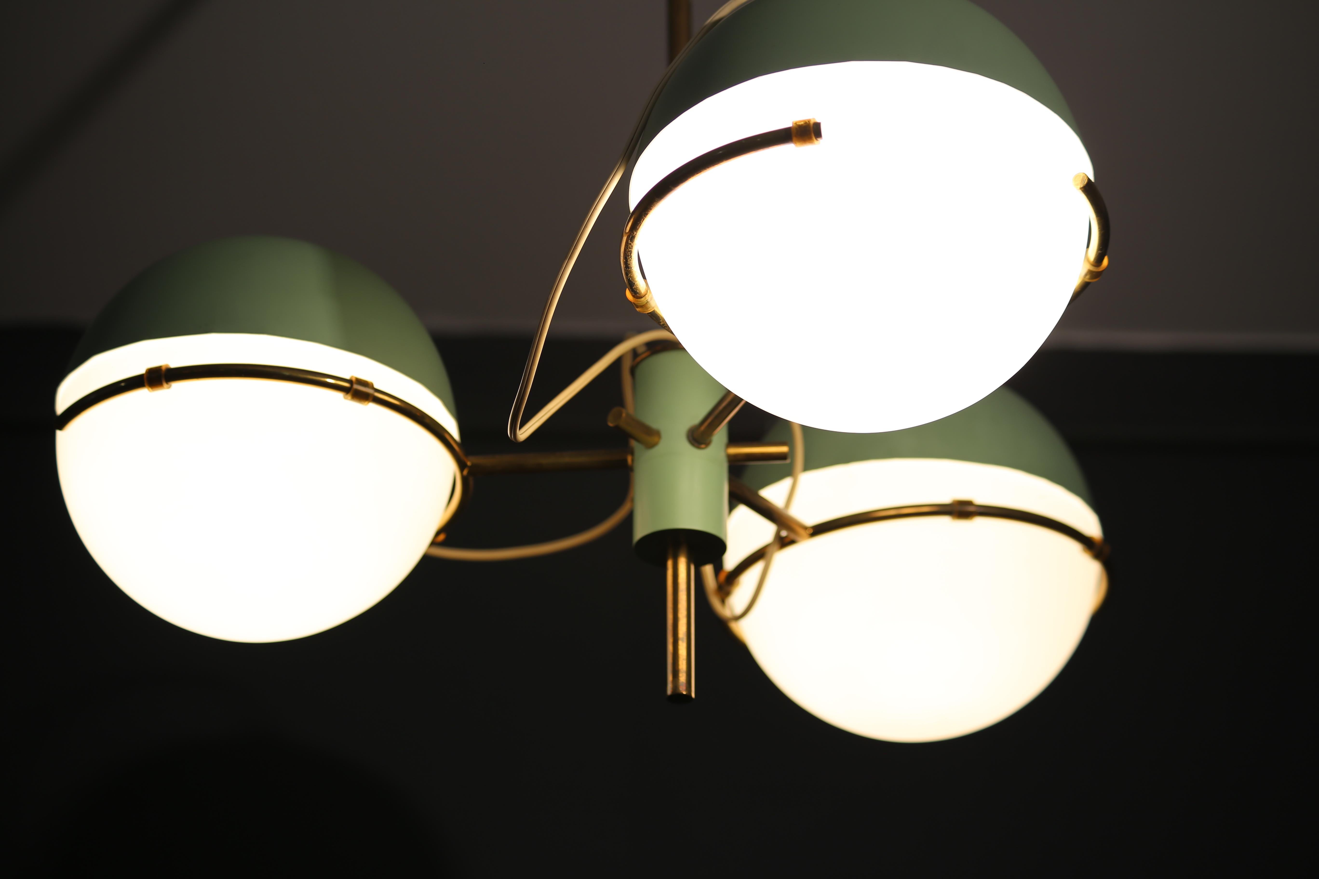 Altro Stilnovo Pendant lamp with three brass and opaline glass lights from the 1950s. in vendita