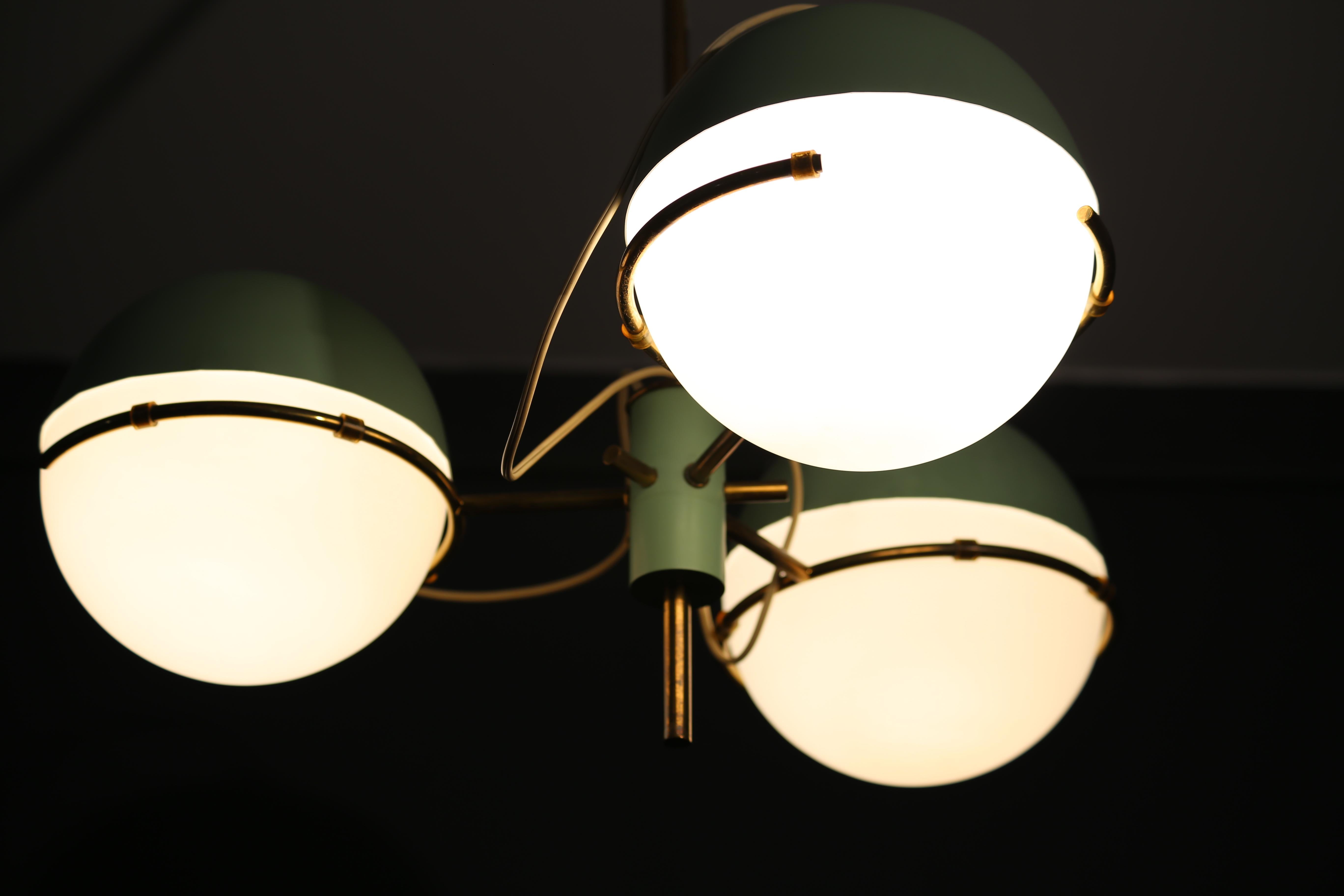 Stilnovo Pendant lamp with three brass and opaline glass lights from the 1950s. In condizioni buone in vendita a Vigevano, PV
