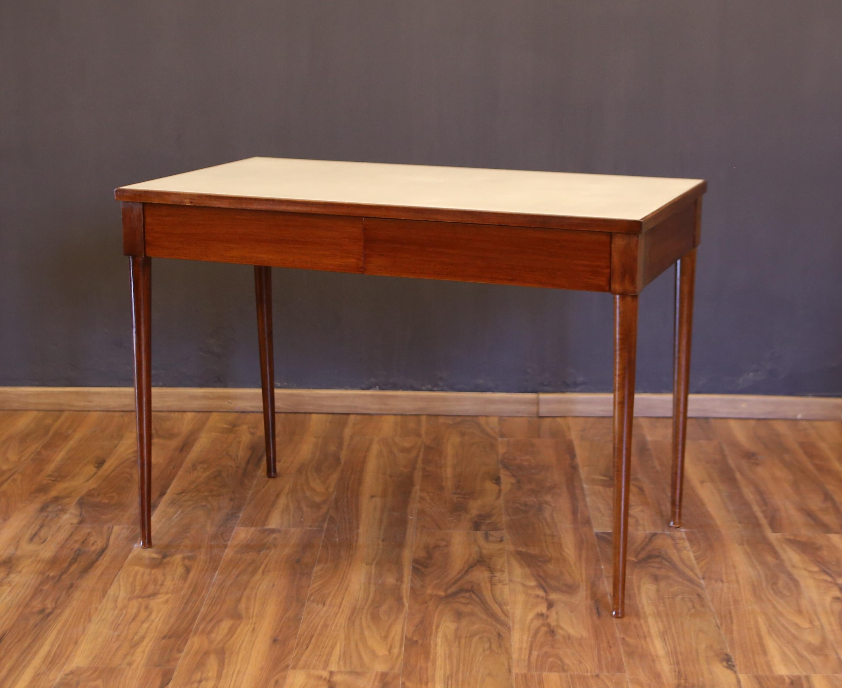 late 1940s desk by Gio Ponti in walnut wood In Good Condition For Sale In Vigevano, PV