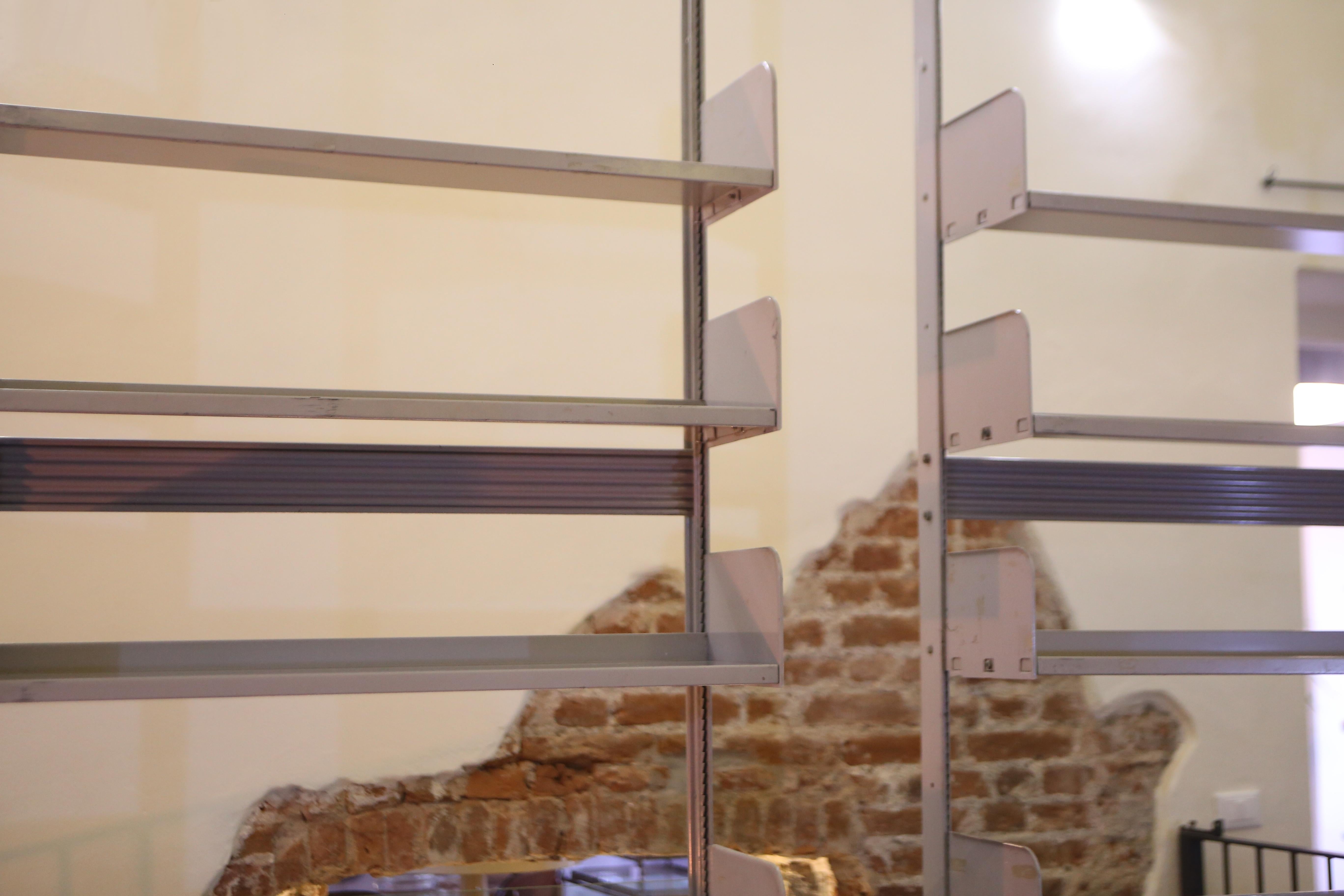 Realizzato in lamiera d'acciaio, lo scaffale 