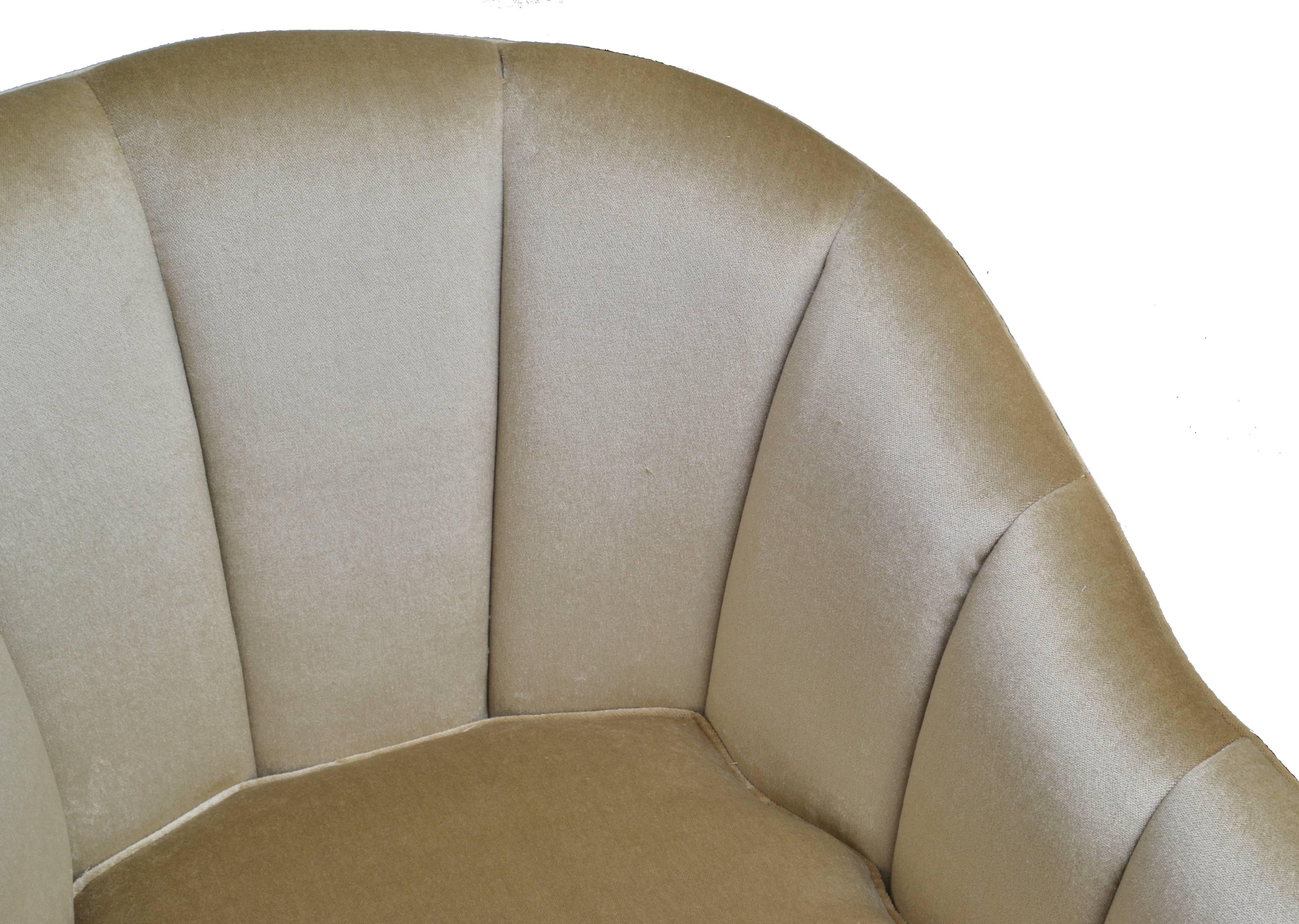 Moderne Paire de chaises longues contemporaines avec dossier festonné en mohair en vente