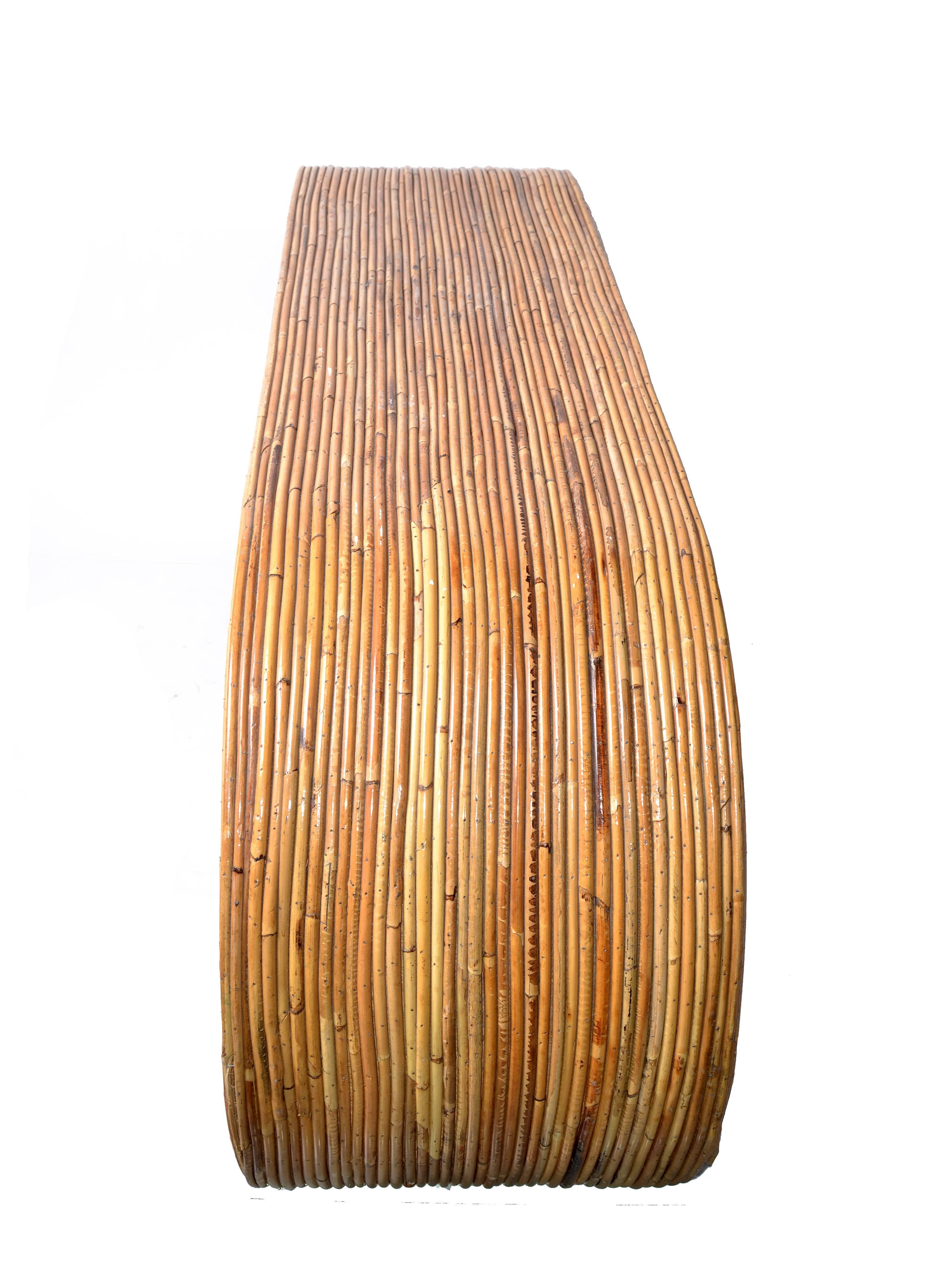 Bohemian Chic, geschwungener Wasserfall-Konsolentisch aus Bambus mit gespaltenem Schilf, Mitte des Jahrhunderts 1970 (Moderne der Mitte des Jahrhunderts) im Angebot