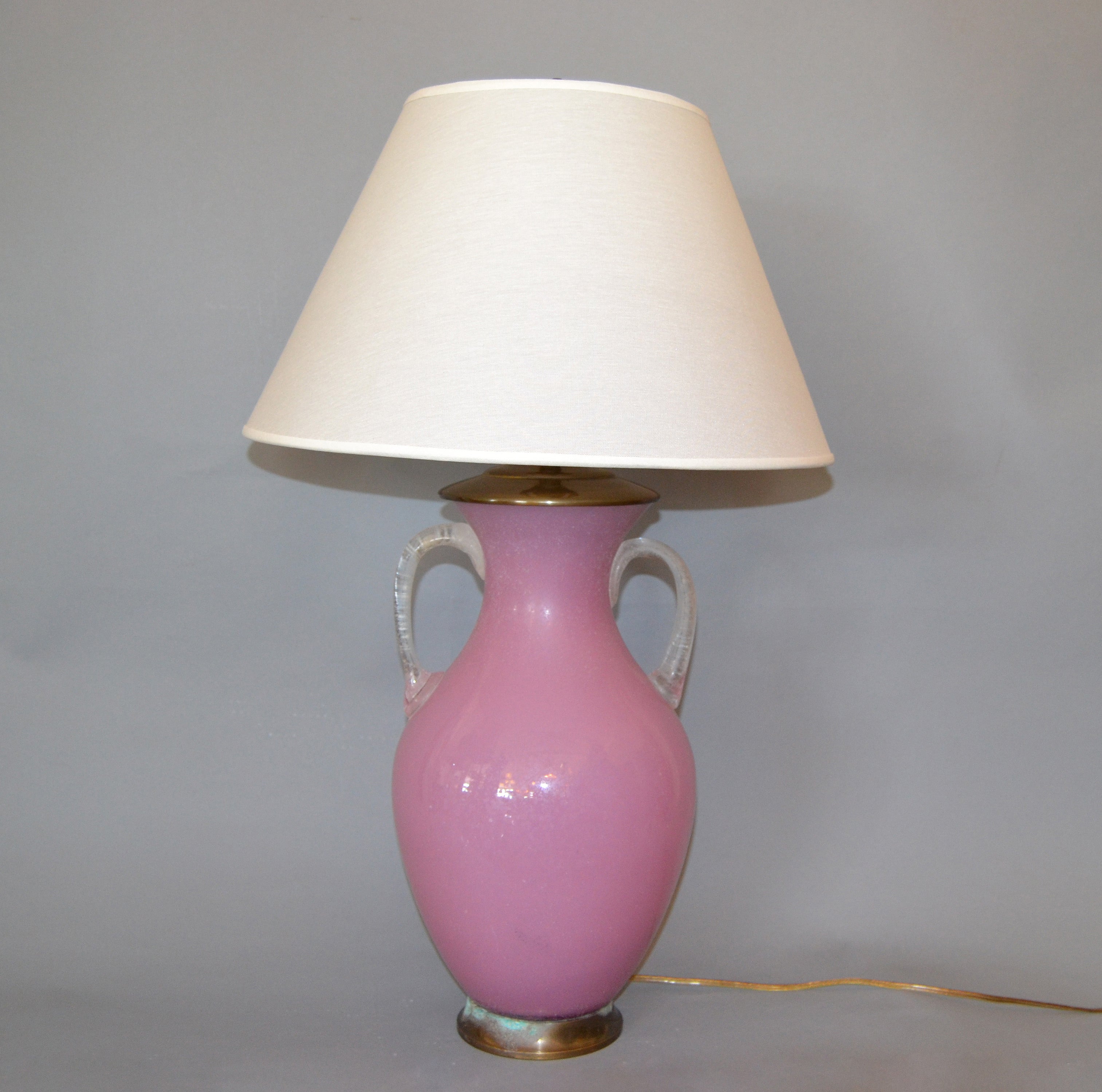 Lampada da tavolo moderna di metà secolo in vetro soffiato Scavo con manico rosa e trasparente Chapman in vendita
