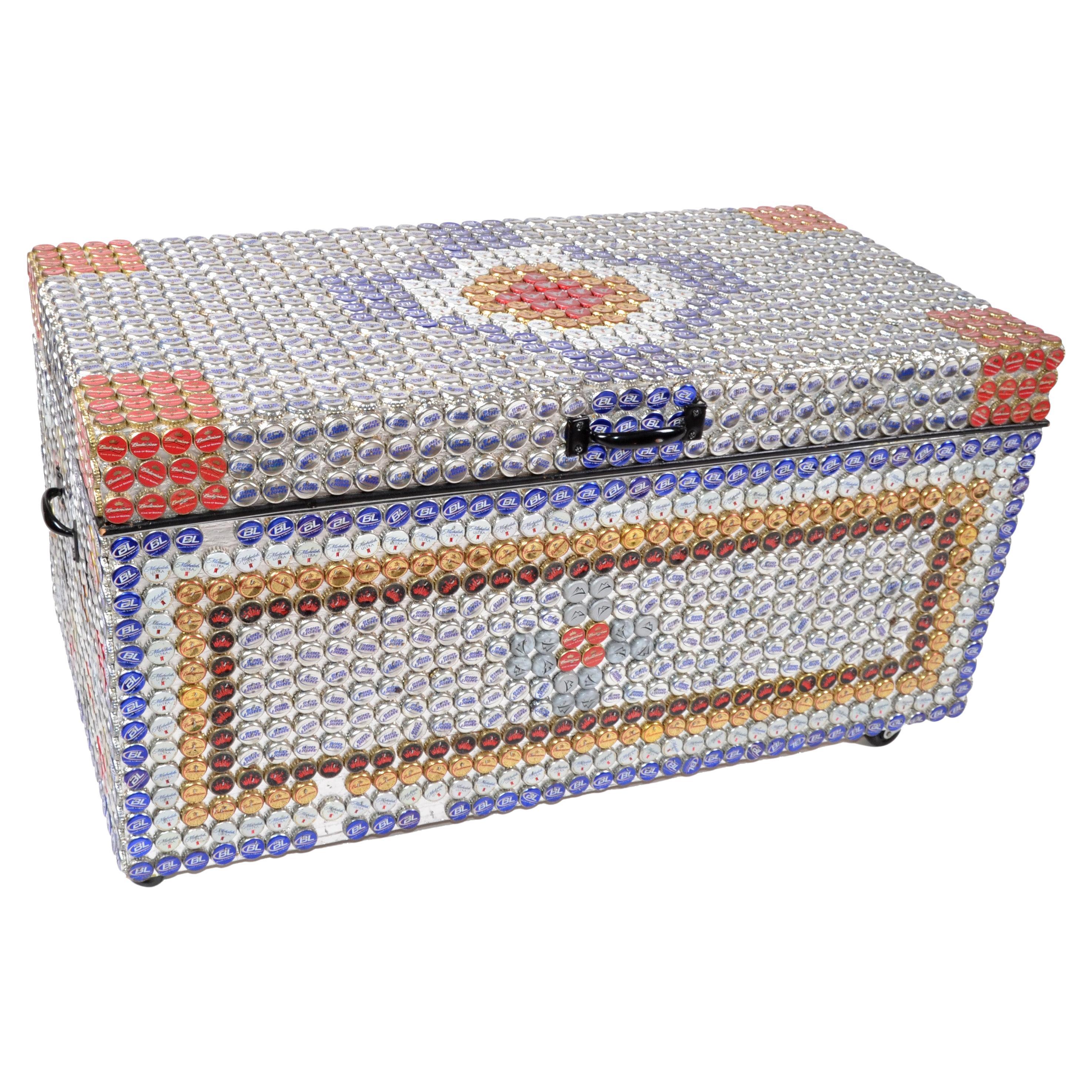 Moderne Volkskunst-Bierflaschenkappen-Holzdeckentruhe auf Rollen, Pop Art 1980