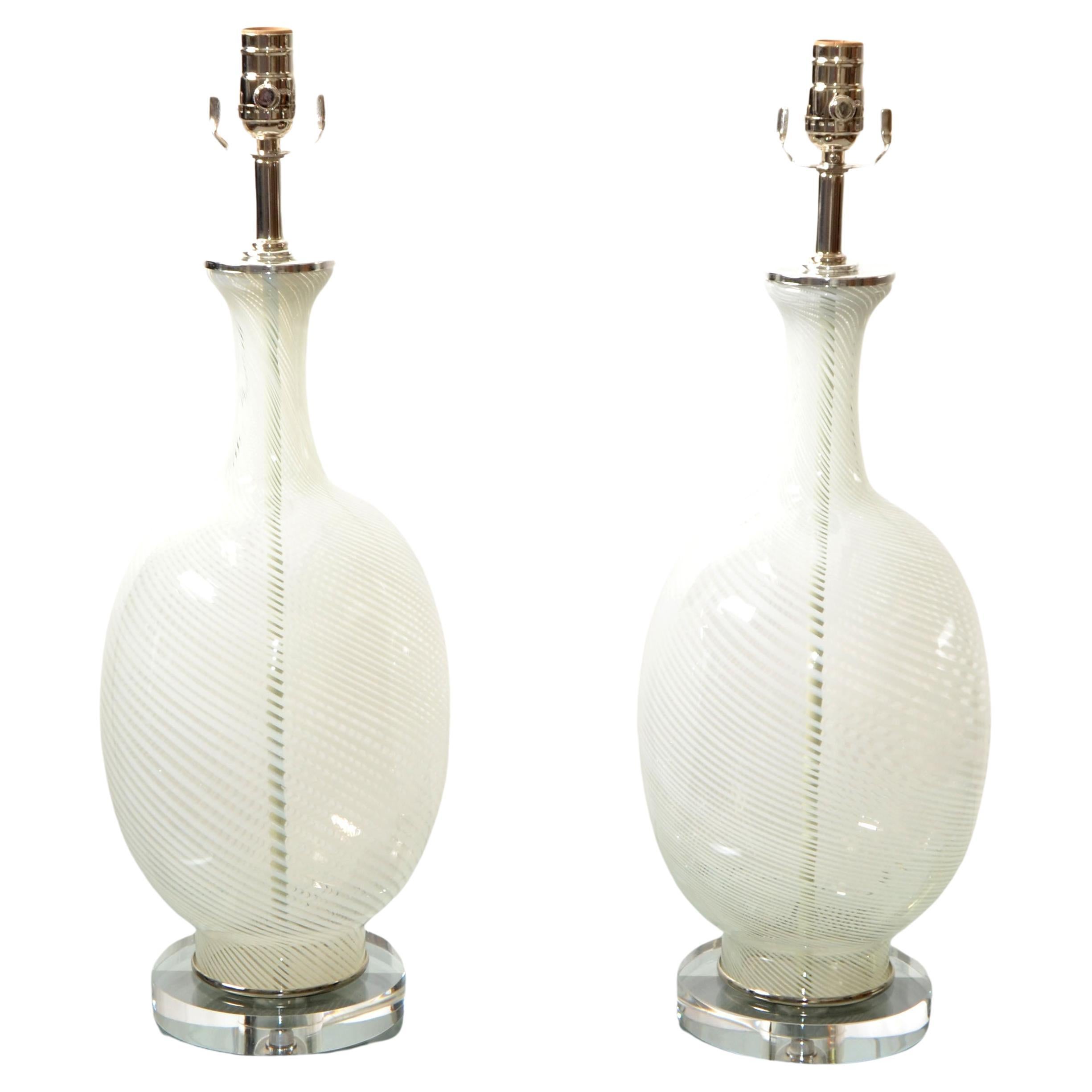 Paire de lampes de bureau tourbillonnantes postmodernes en verre soufflé transparent de style Dino Martens