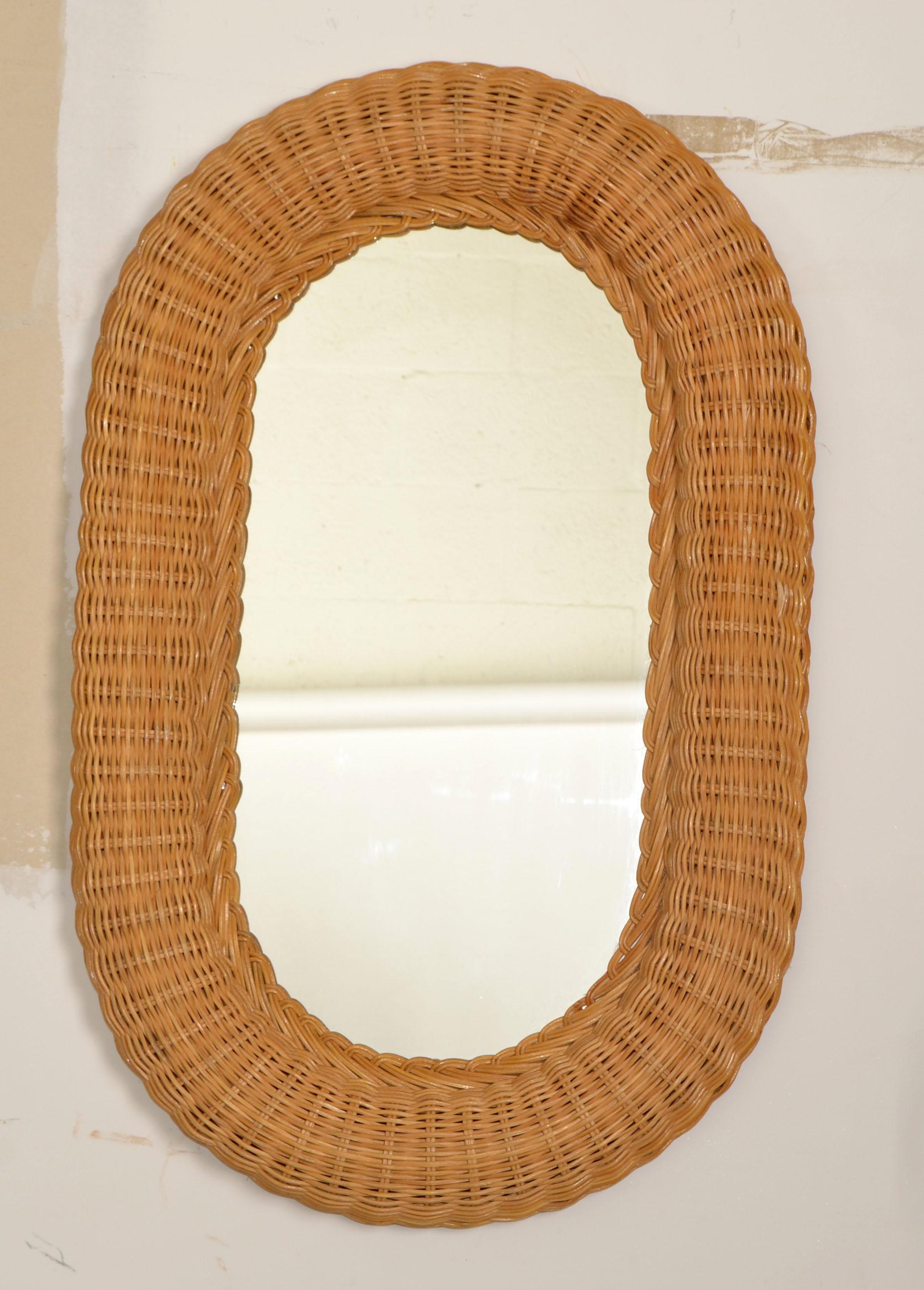 Miroir mural ovale bohème des années 1980, tissé à la main, en rotin et osier, mi-siècle moderne Bon état - En vente à Miami, FL
