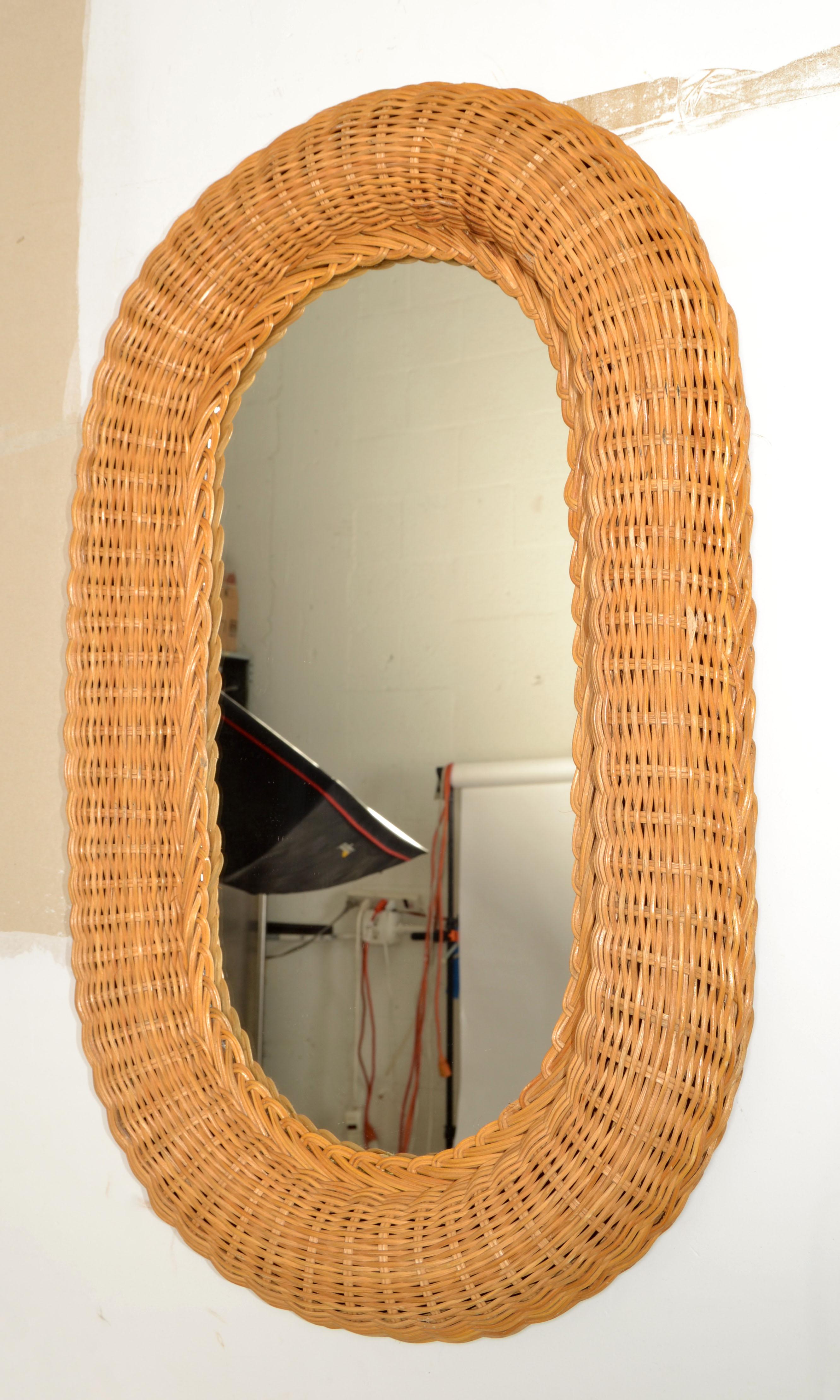 Tissé à la main Miroir mural ovale bohème des années 1980, tissé à la main, en rotin et osier, mi-siècle moderne en vente