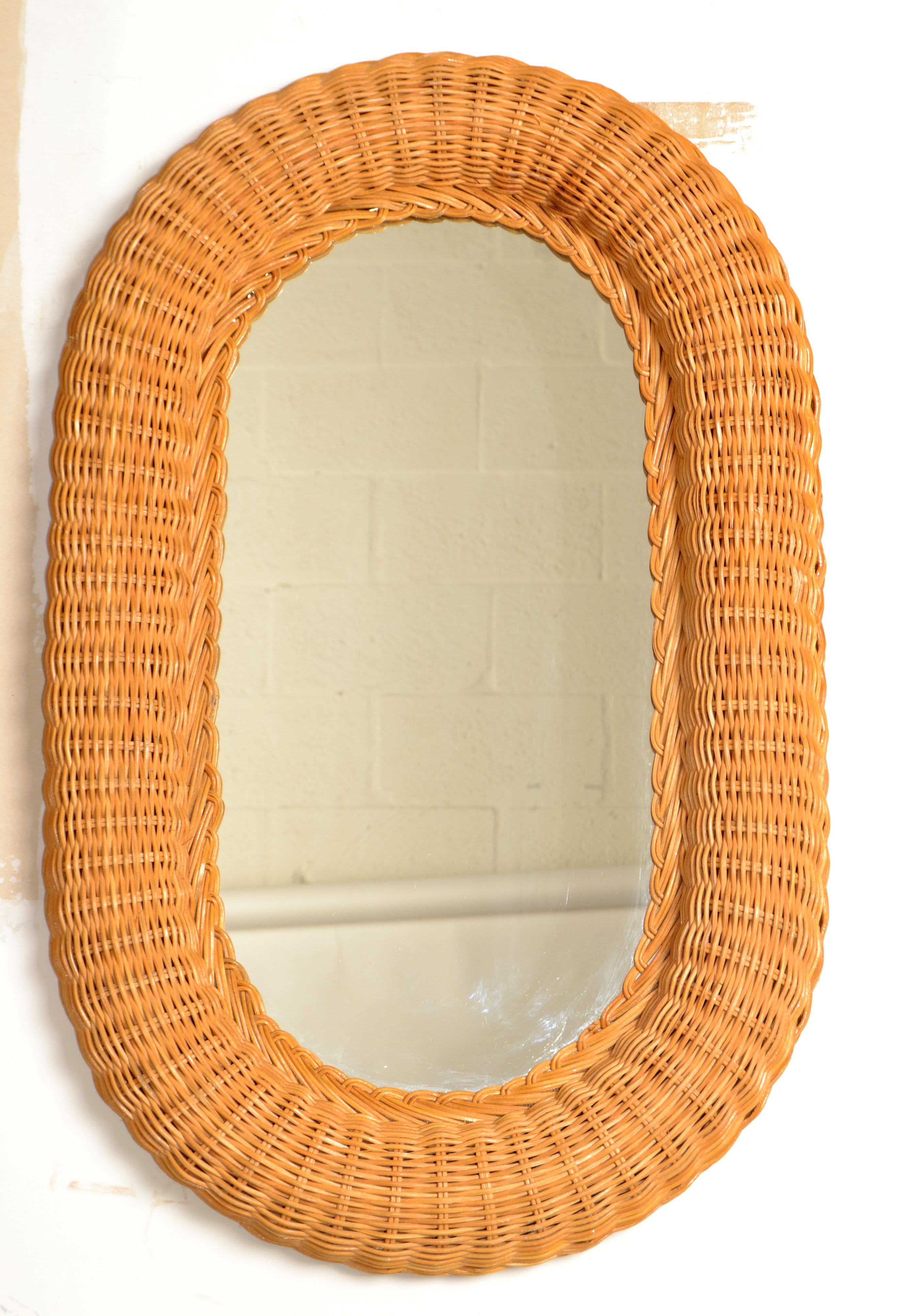 Miroir mural en rotin tressé, osier, de forme ovale, de style bohème chic côtier.
Construction exemplaire, les liens tissés sont solidement attachés.  Dossier en carton pour un accrochage sûr. 
Design/One tropical pour votre véranda.
Miroir en verre