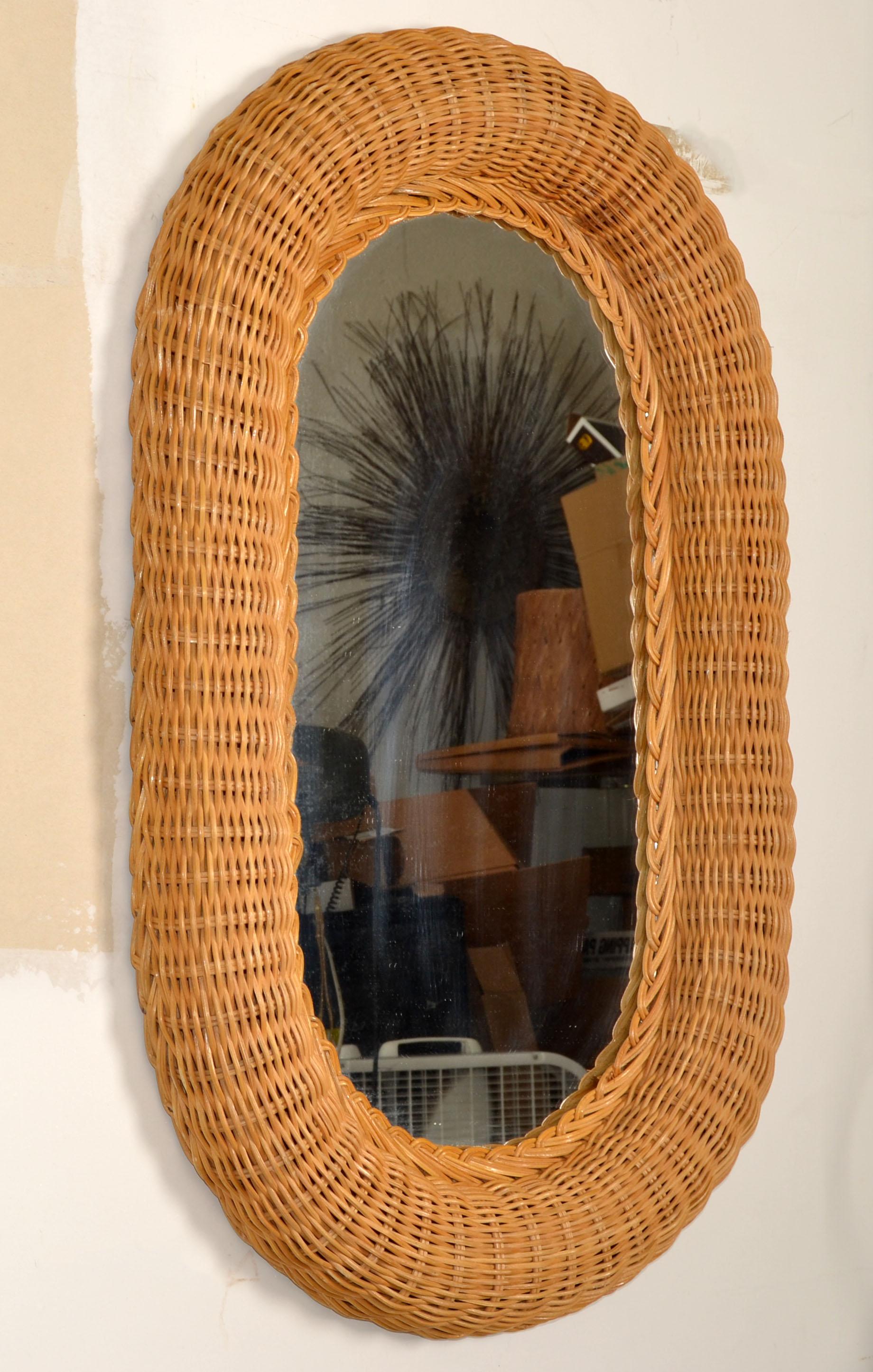Américain Miroir mural ovale bohème des années 1980, tissé à la main, en rotin et osier, mi-siècle moderne en vente
