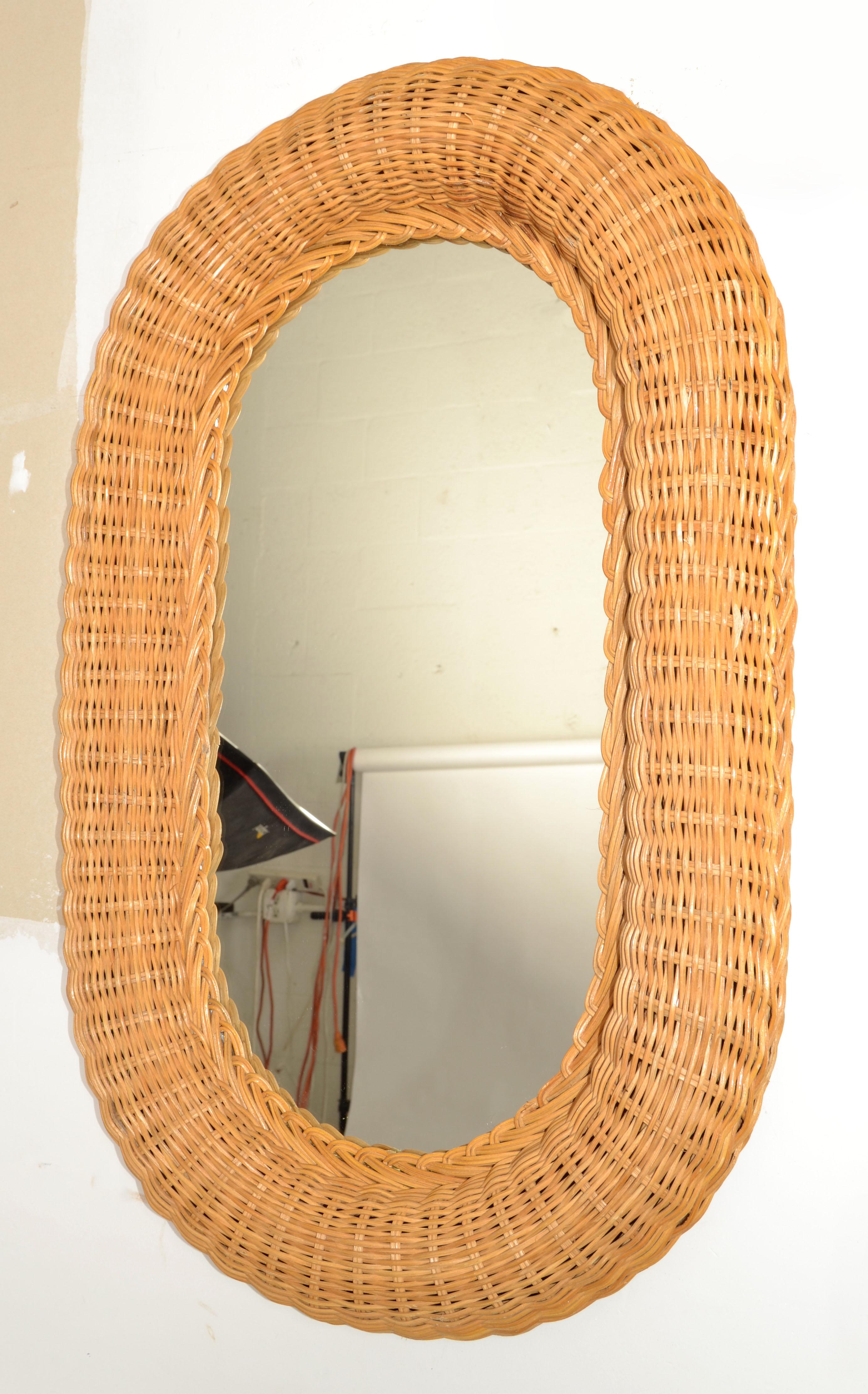 Mid-Century Modern Miroir mural ovale bohème des années 1980, tissé à la main, en rotin et osier, mi-siècle moderne en vente