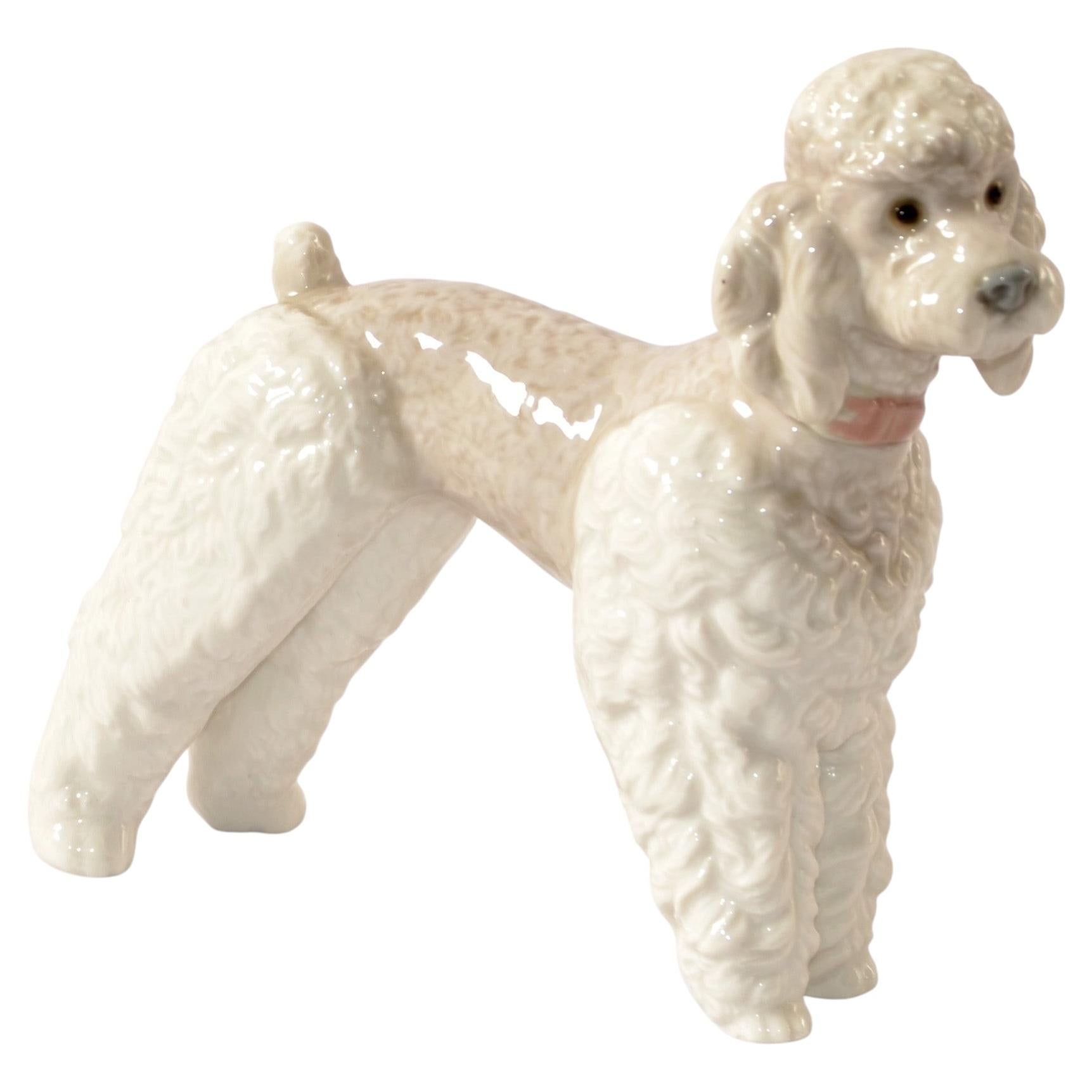 Lladro-Figur eines Pudels aus feinem, handgefertigtem Porzellan aus den 1950er Jahren – Tierfigur, Spanien im Angebot