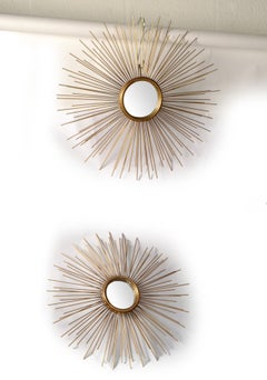 Set di 2 specchi decorativi Vallauris con motivo a raggi di sole, finitura dorata, stile Mid-Century Modern