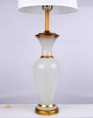 Lámpara de mesa de latón y cristal opalino Hollywood Regency de los años 50